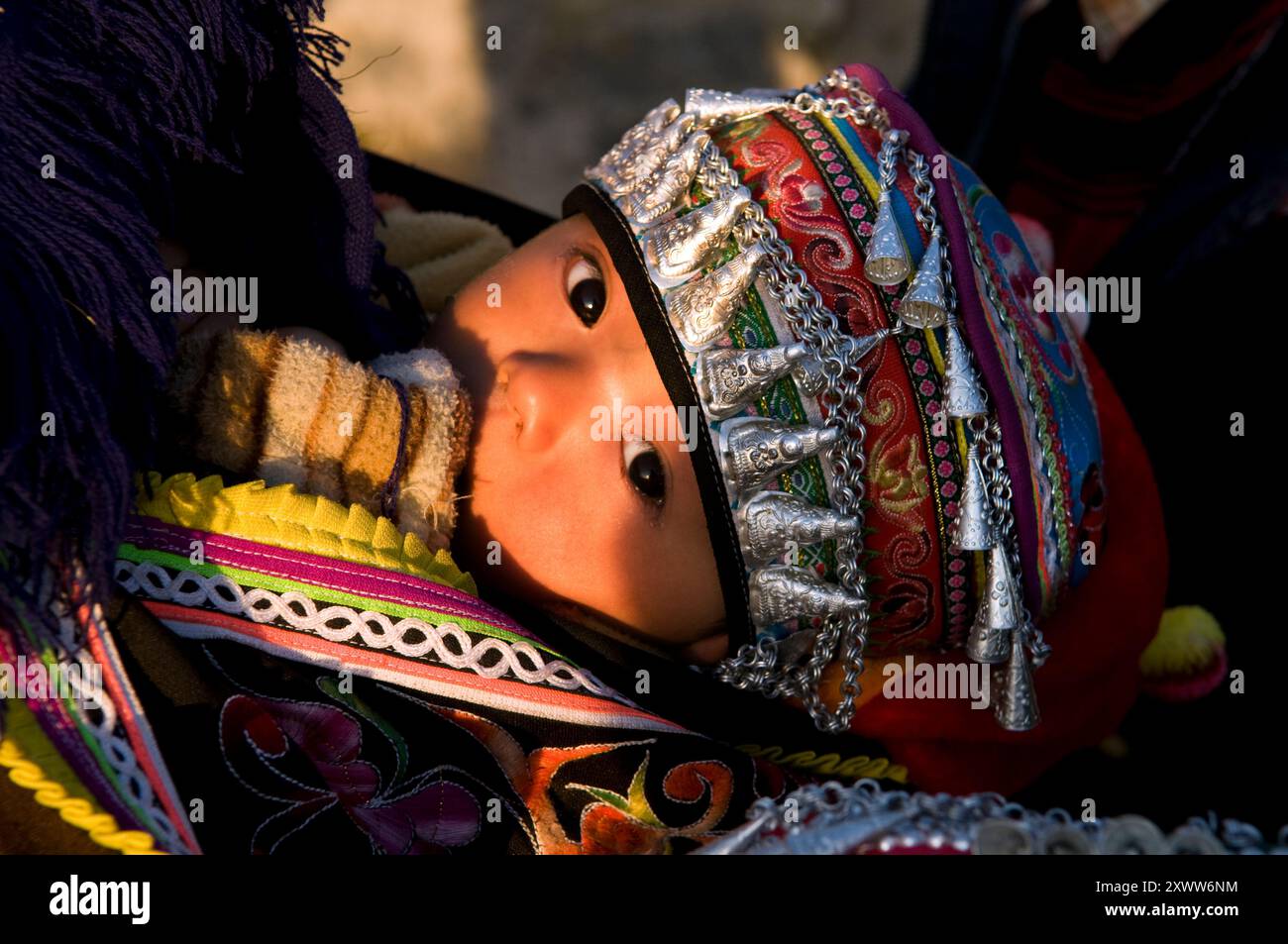 Un joli bébé Hani portant un chapeau traditionnel. Comté de Yuanyang, Yunnan, Chine. Banque D'Images