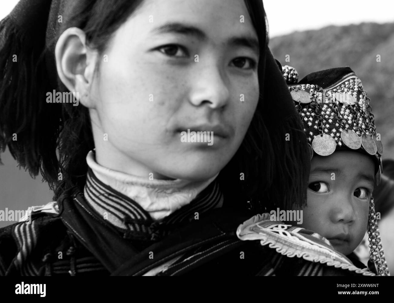 Une femme Hani ( Akha ) avec son bébé. Yuanyang, Yunnan, Chine. Banque D'Images