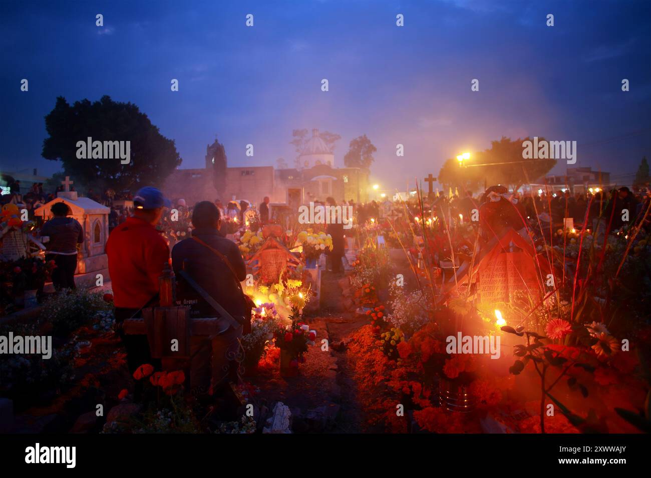 Ciudad de Mexico, Mexique - 2 novembre. 2023 : vue nocturne du cimetière de Mixquic illuminé aux chandelles lors de la traditionnelle célébration du D. Banque D'Images