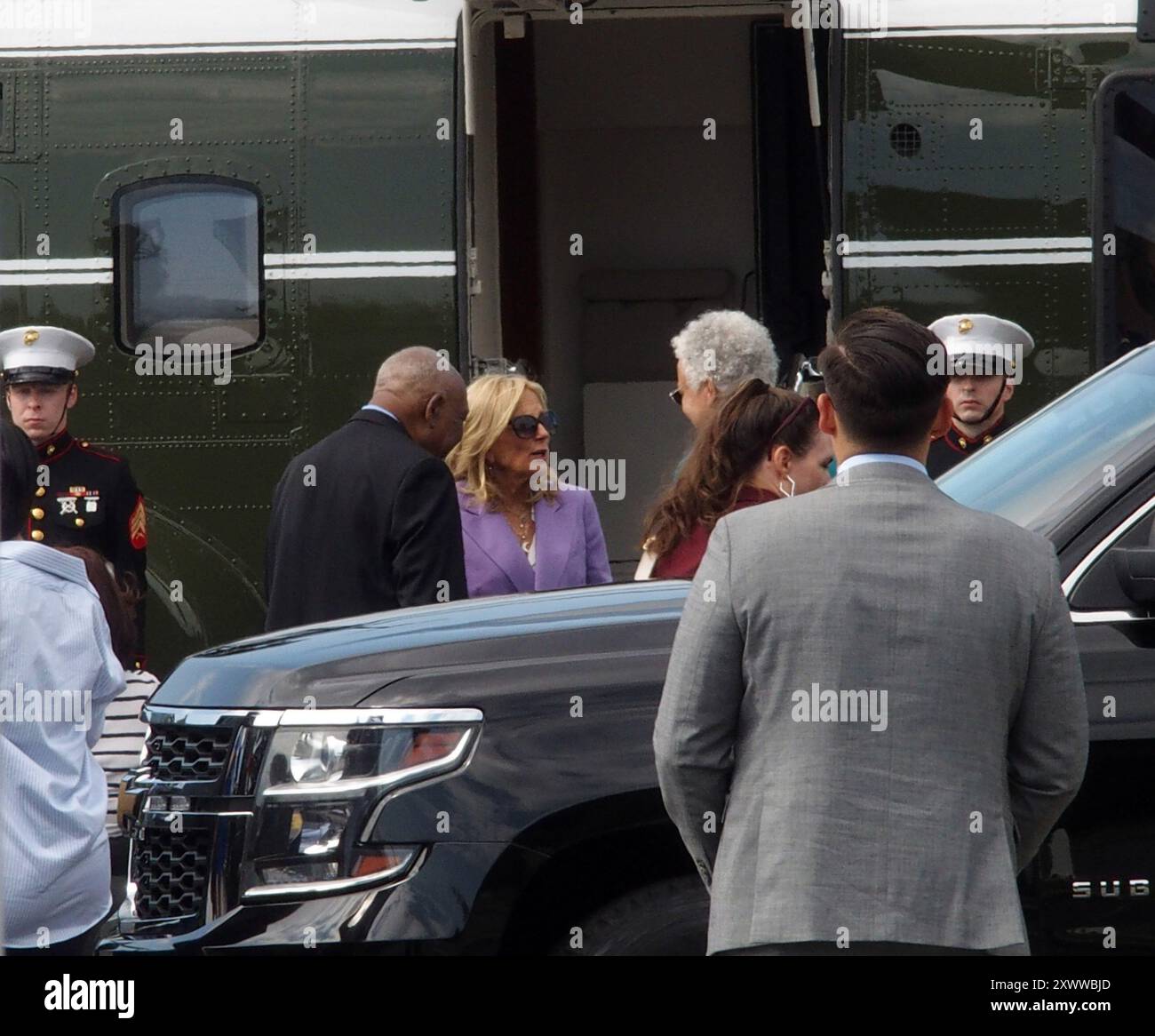 New York, New York, États-Unis. 20 août 2024. Chicago, Illinois, 19 août 2024 le président Joe Bide et la première dame Jill Biden arrivent sur Marine 1 à Soldier Field pour la première nuit de la Convention démocratique à Chicago. Première dame Jill Biden ( en violet) (crédit image : © Bruce Cotler/ZUMA Press Wire) USAGE ÉDITORIAL SEULEMENT! Non destiné à UN USAGE commercial ! Banque D'Images