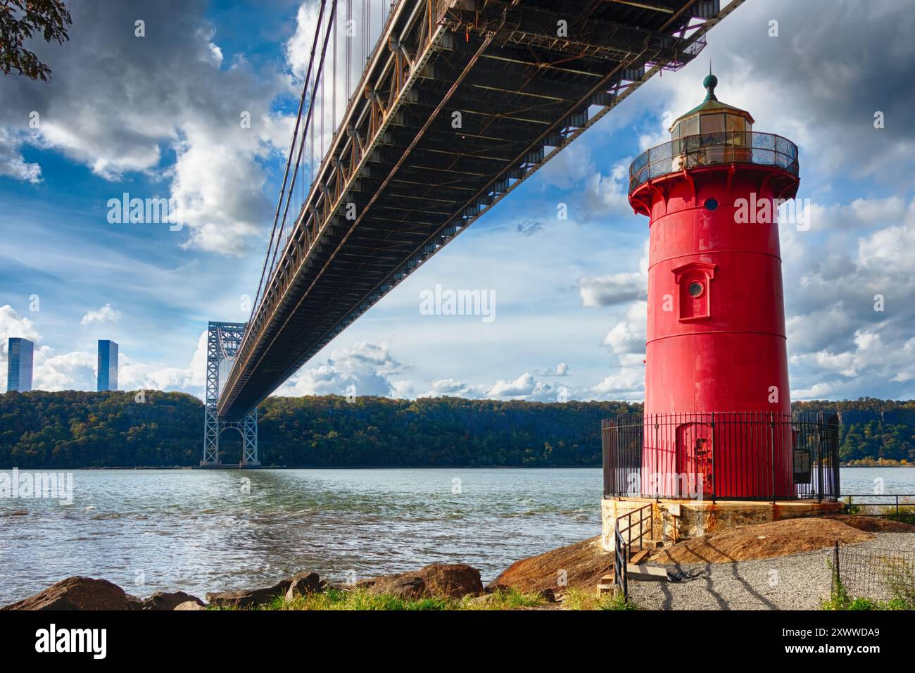 Vue en angle bas du phare Jeffrey's Hook sous le pont George Washington, Manhattan, New York Banque D'Images