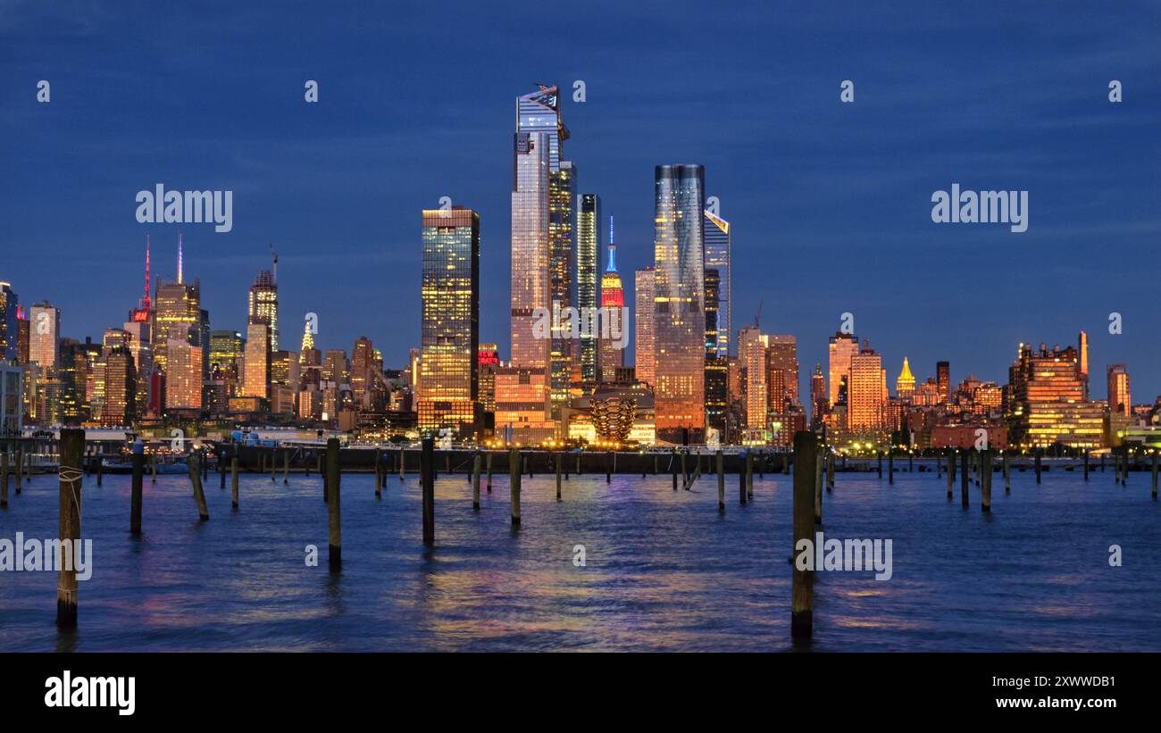 Immeubles de Midtown Manhattan éclairé la nuit, vue de Weehawken, New Jersey Banque D'Images