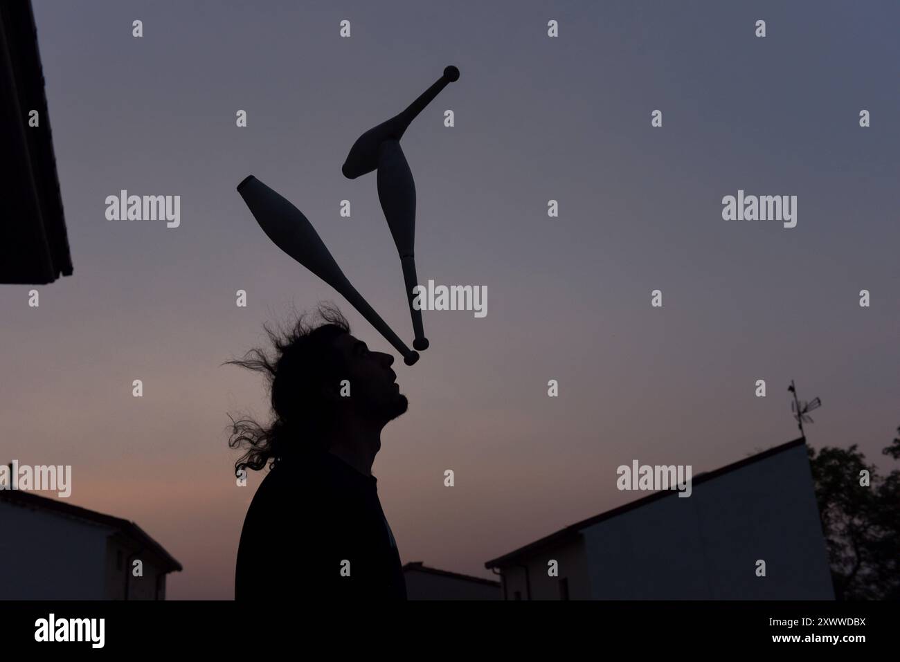 Espagne. 20 août 2024. Un homme jongle au crépuscule à Rebollo de Duero, dans le nord-est de l’Espagne, au cours de la deuxième journée de fumée des feux de forêt canadiens. La fumée des feux de forêt provenant des douzaines d'incendies qui brûlent au Canada est entrée en Europe, atteignant le nord de l'Espagne au cours des deux derniers jours. Crédit : SOPA images Limited/Alamy Live News Banque D'Images