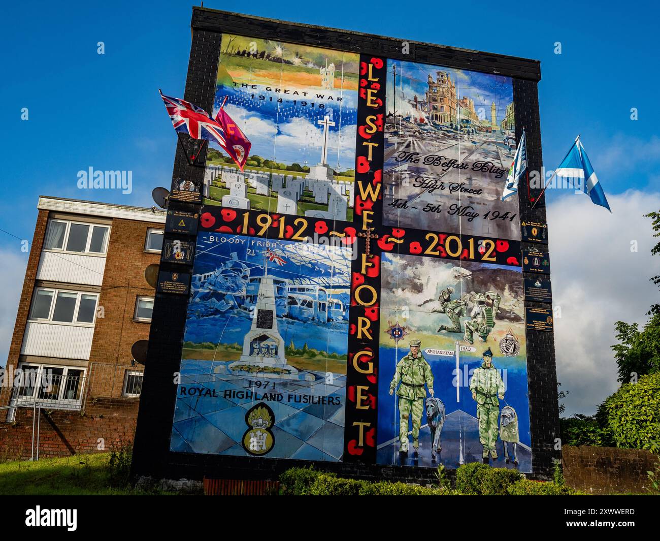 Une vue d'une immense murale pour honorer les soldats irlandais de la première Guerre mondiale. L'économie touristique de Belfast a connu une croissance et une amélioration continues depuis COVID-19, avec la stratégie triennale de Visit Belfast (Office du tourisme de Belfast) reconstruire le tourisme urbain comme moteur pour relancer le secteur du tourisme et ramener l'impact économique du tourisme aux niveaux d'avant la pandémie. Située sur les rives de Belfast Lough et encadrée par l'imposante Cave Hill, Belfast est la porte d'entrée de l'exceptionnelle route côtière de la chaussée. Belfast est considérée comme l'une des destinations les plus chaudes en Europe à visiter. (Photo de Ana Fernandez/SOPA Imag Banque D'Images