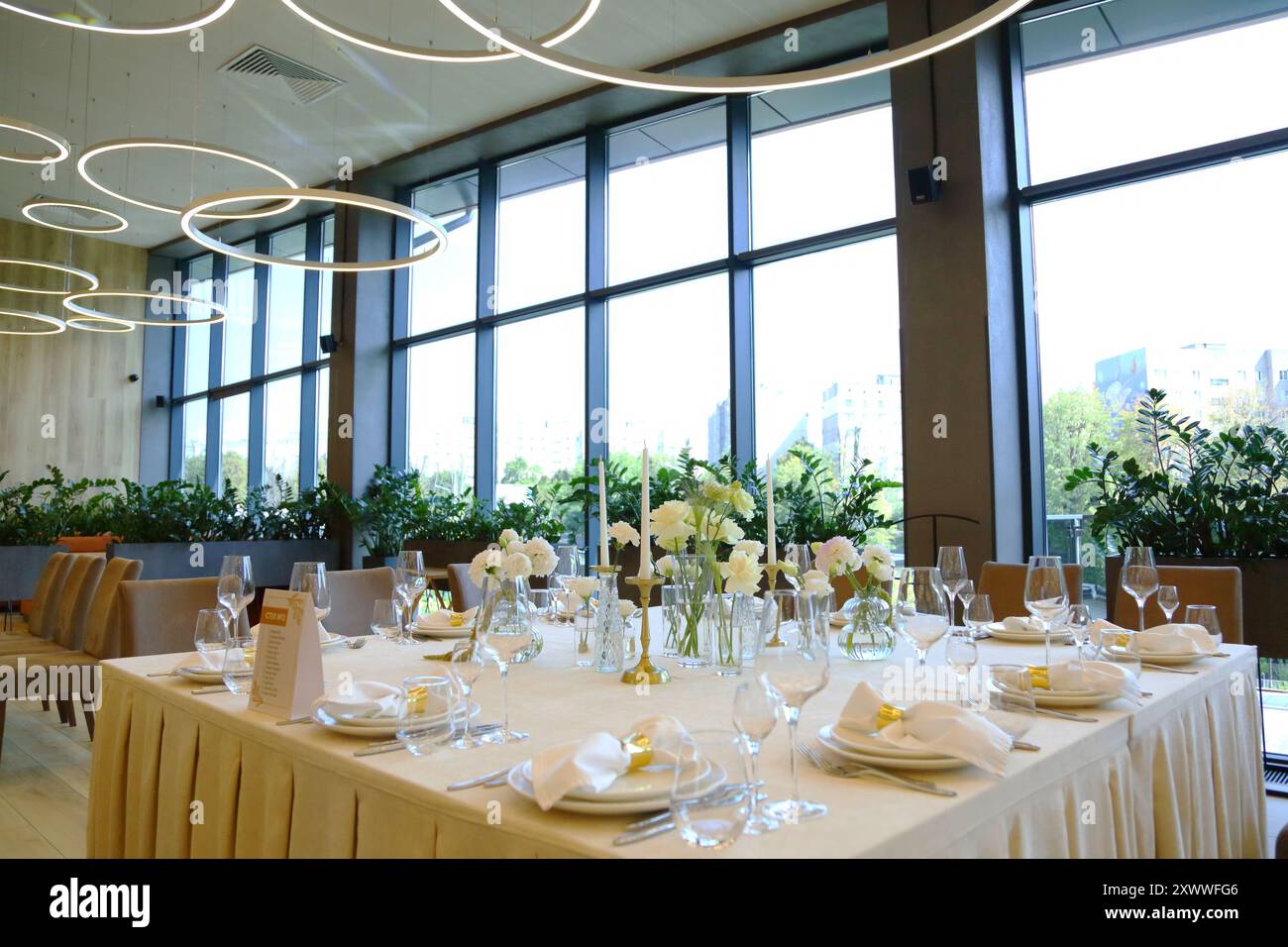 Table dans un restaurant. Verres vides mis dans le restaurant. Table avec verres, couverts et assiettes. Intérieur du restaurant. Banque D'Images