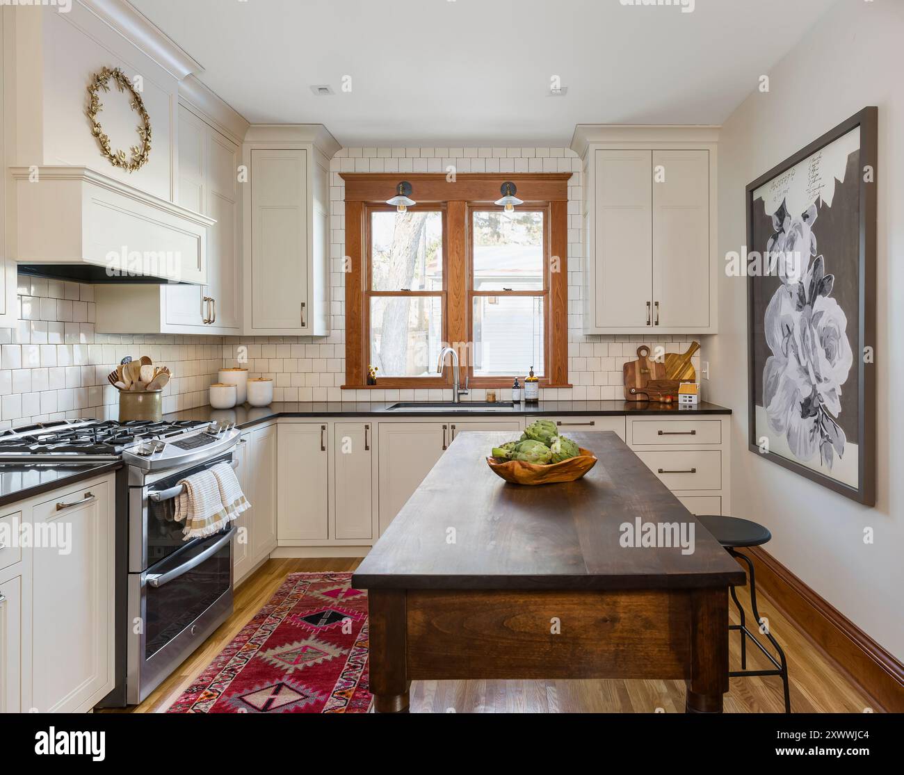 Cuisine avec longue table faite à la main qui sert d'îlot de cuisine Banque D'Images
