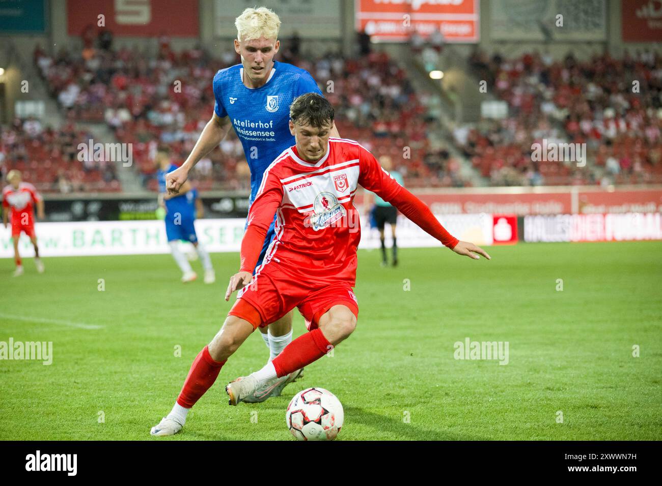 Halle, Deutschland 20. Août 2024 : Regionalliga Nord/Ost - 2024/2025 - Hallescher FC vs VSG Altglienicke Im Bild : v. Li. im Zweikampf Paul Manske (Altglienicke) und Pierre Weber (Halle) Banque D'Images