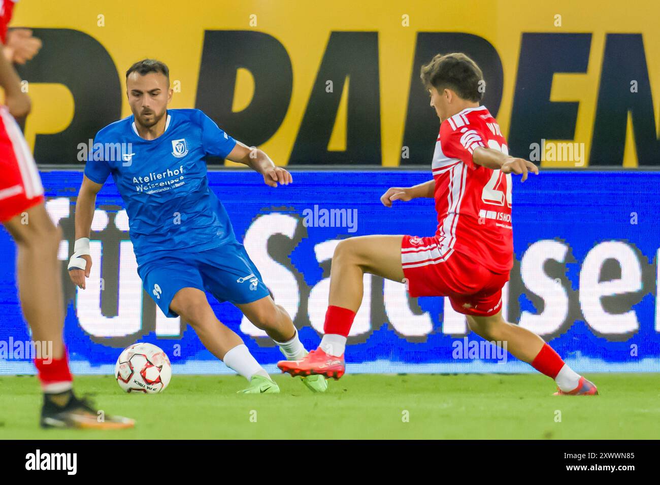 Halle, Deutschland 20. Août 2024 : Regionalliga Nord/Ost - 2024/2025 - Hallescher FC vs VSG Altglienicke Im Bild : v. Li. im Zweikampf Seref Özcan/Oezcan (Altglienicke) und Joscha Wosz (Halle) Banque D'Images