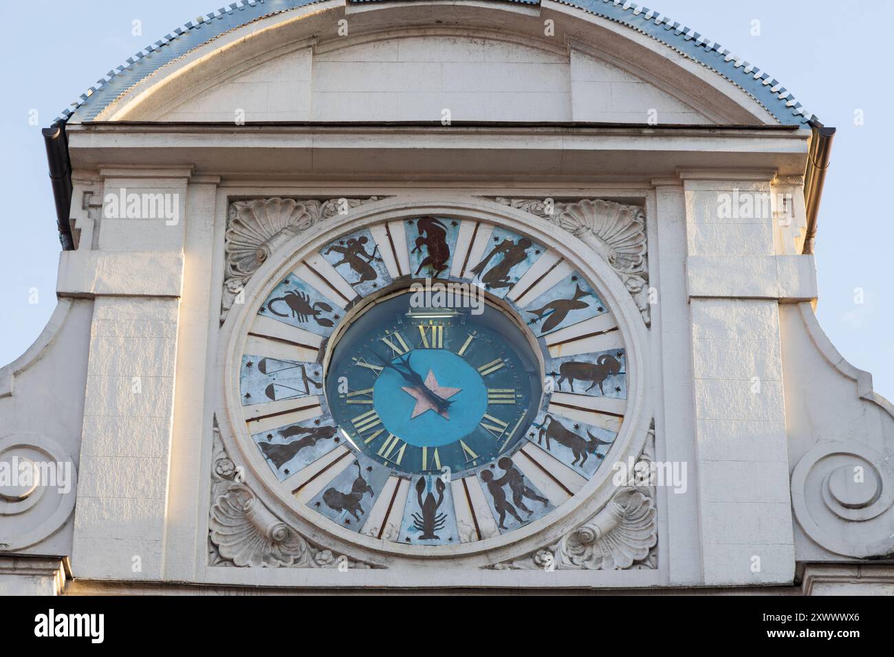 Horloge tour avec signes du zodiaque et chiffres romains (Russia, selon Petersburg) Banque D'Images