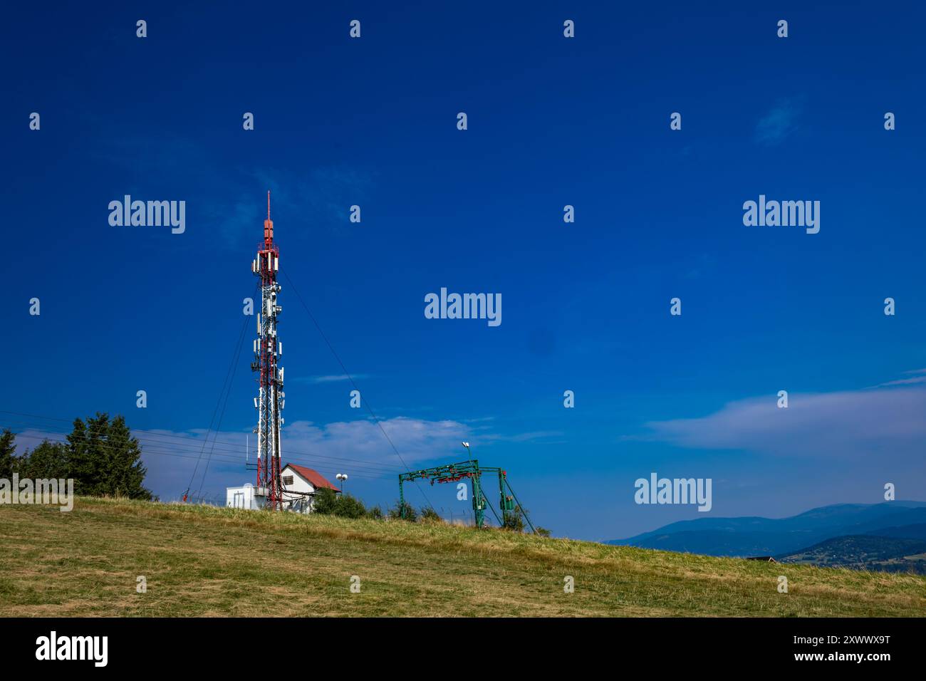 Une antenne de télévision haute au sommet de la montagne Ochodzita, une station de retransmission de télévision Banque D'Images