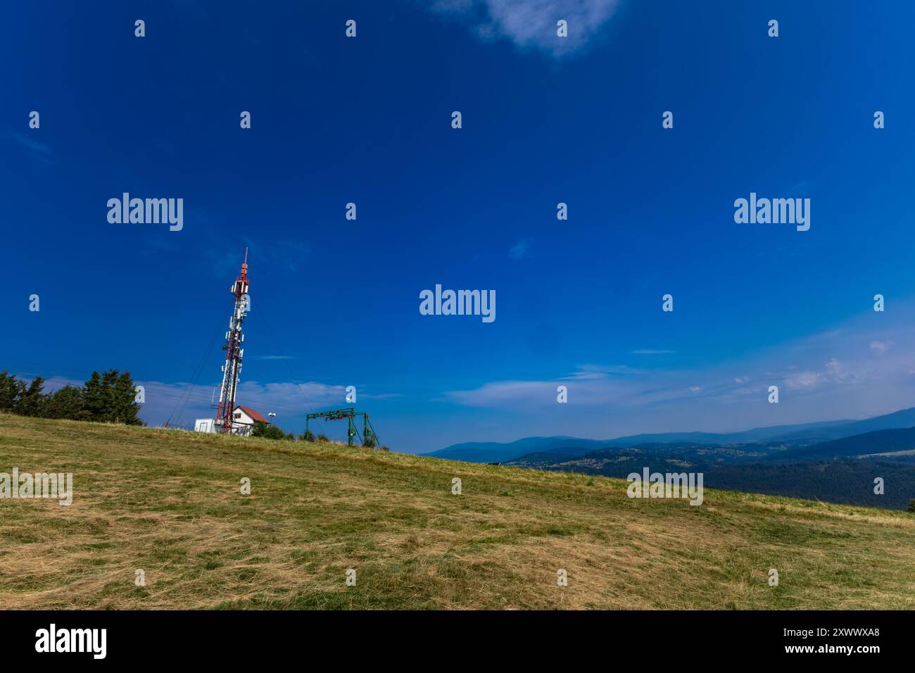 Une antenne de télévision haute au sommet de la montagne Ochodzita, une station de retransmission de télévision Banque D'Images