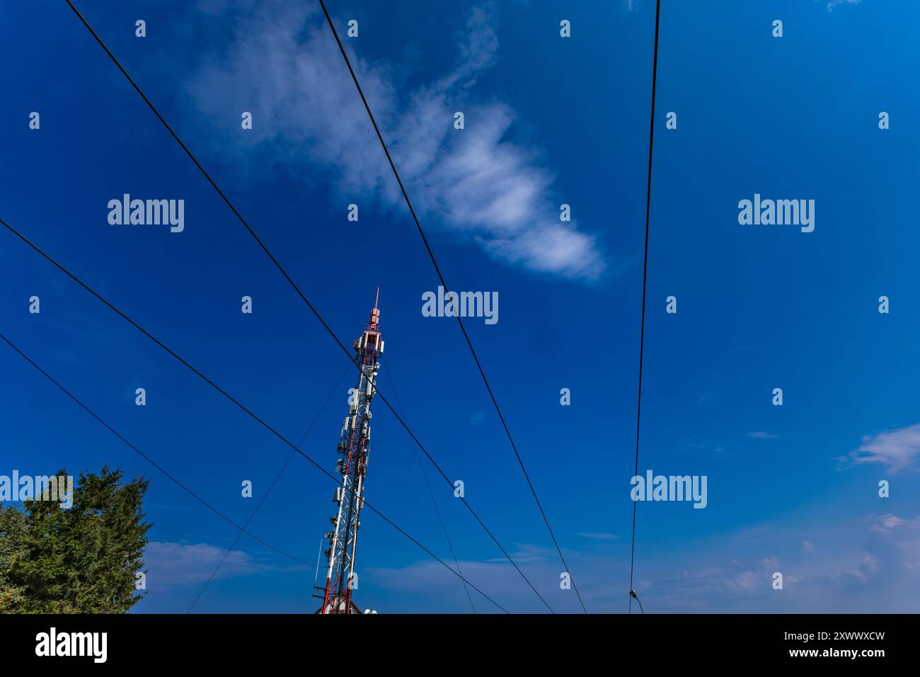 Une antenne de télévision haute au sommet de la montagne Ochodzita, une station de retransmission de télévision Banque D'Images