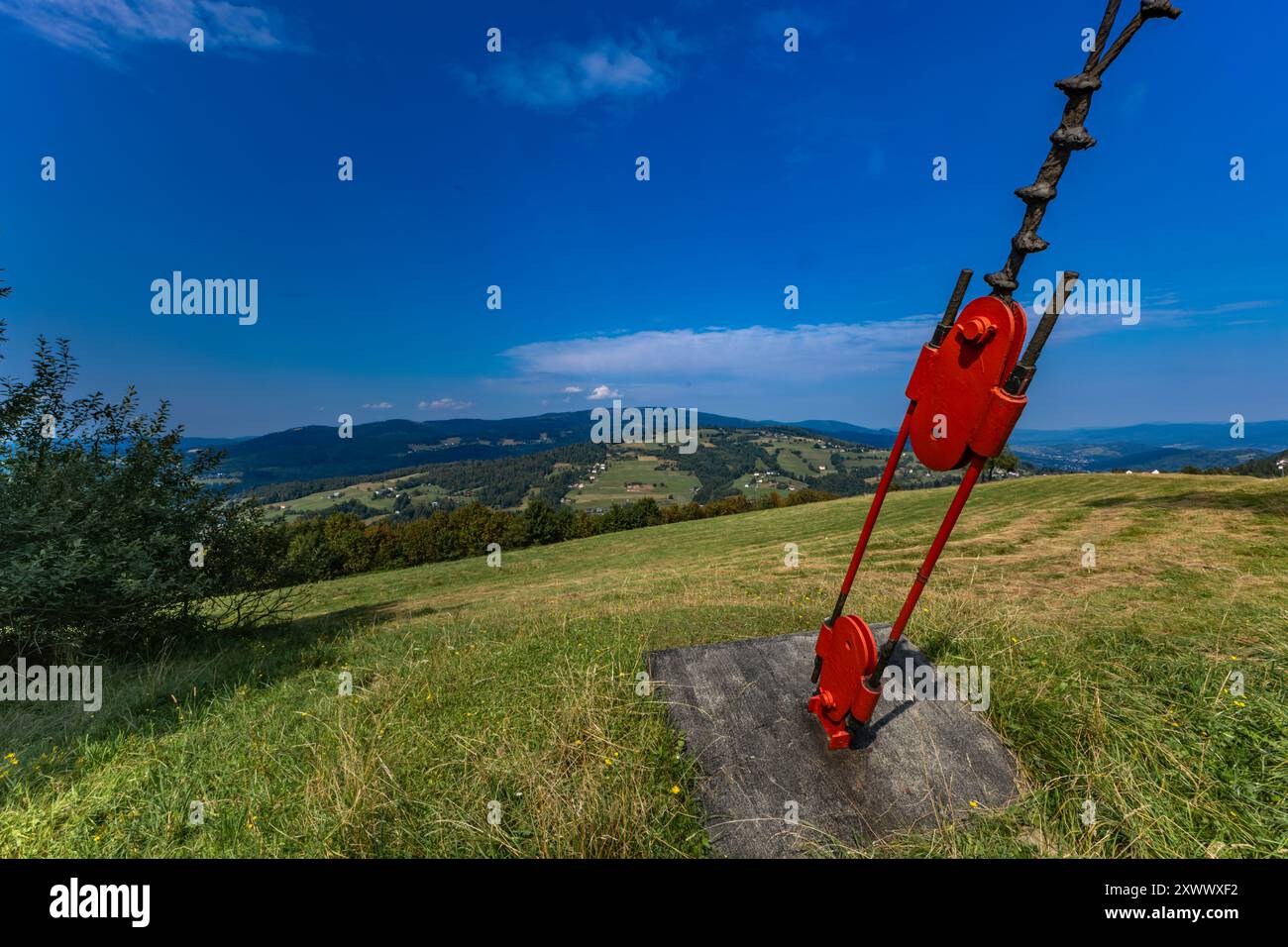 Une antenne de télévision haute au sommet de la montagne Ochodzita, une station de retransmission de télévision Banque D'Images