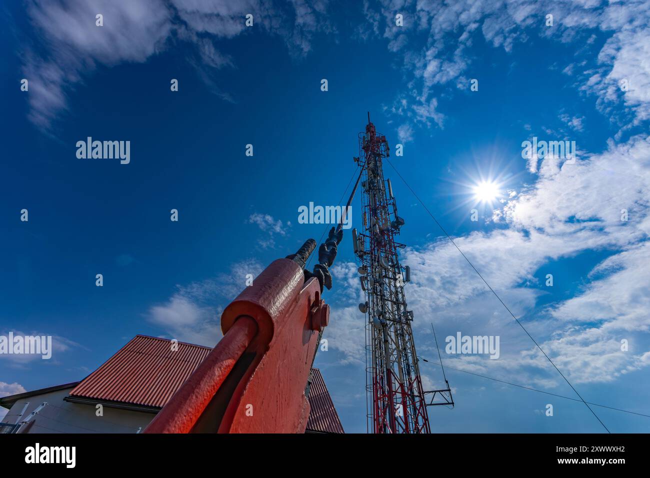 Une antenne de télévision haute au sommet de la montagne Ochodzita, une station de retransmission de télévision Banque D'Images