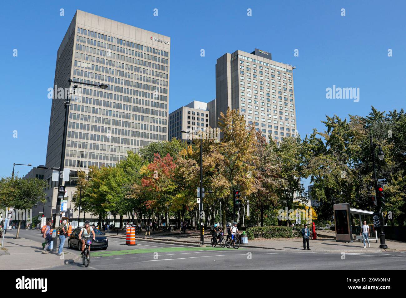 Canada, Québec, Montréal : vue des immeubles de la rue Saint-Hubert donnant sur la place emilie-Gamelin dans le quartier Latin Banque D'Images