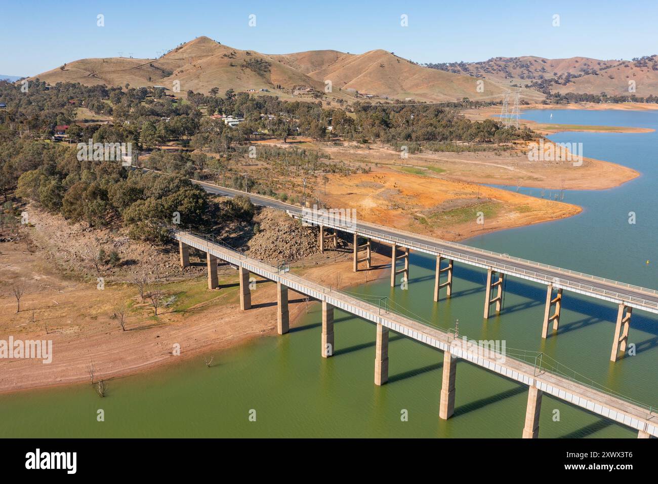 Vue aérienne de ponts jumeaux au-dessus d'un réservoir entouré de collines à Bonnie Doon dans le Victoria, Australie Banque D'Images