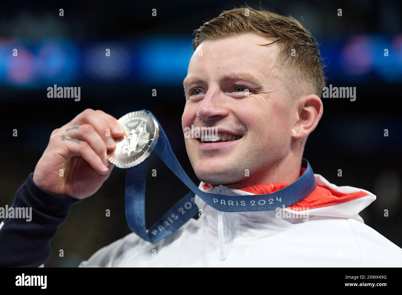 Photo du dossier datée du 28-07-2024 du Britannique Adam Peaty avec sa médaille d'argent à la suite de la finale masculine du 100 m brasse. Le nageur Peaty le mois dernier est tombé terriblement à court dans sa tentative de réaliser un exploit similaire dans le 100m brasse après avoir été contraint de se contenter d'une médaille d'argent commune dans la capitale française derrière l'italien Nicolo Martinenghi. Date d'émission : mercredi 21 août 2024. Banque D'Images