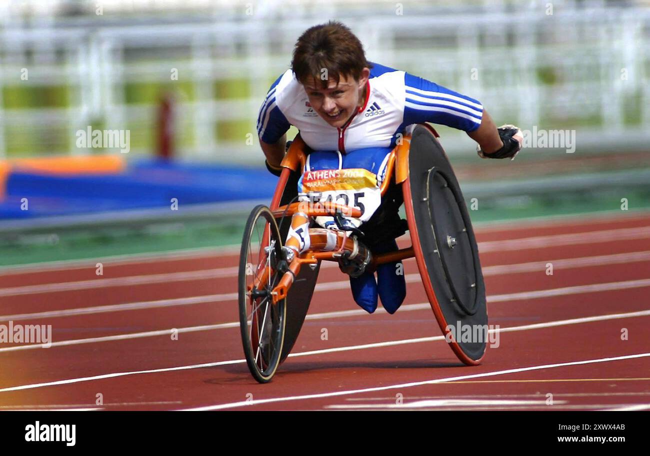 La photo du dossier datée du 27-09-2004 de la Grande-Bretagne Tanni Grey Thompson montre ses émotions après avoir remporté l'or. Sans doute le paralympien le plus célèbre de Grande-Bretagne. La baronne Grey-Thompson, qui a le spina bifida, était une coureuse en fauteuil roulant et a participé à cinq Jeux entre 1988 et 2004. La plus célèbre paralympienne britannique. La baronne Grey-Thompson, atteinte de spina bifida, était une coureuse en fauteuil roulant et a participé à cinq Jeux entre 1988 et 2004. Date d'émission : mercredi 21 août 2024. Banque D'Images