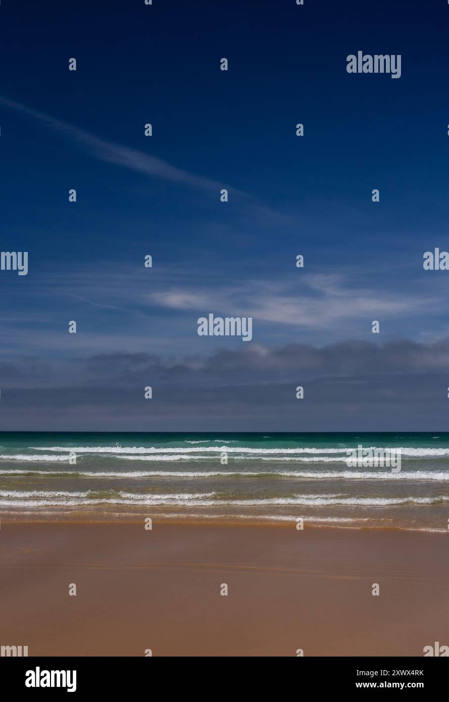 Image frappante de la scène de plage au royaume-uni. Beau ciel bleu, plage de sable lisse, vagues grondantes et mer marine aquatique. Grande image pour toile de fond des annonces textuelles Banque D'Images