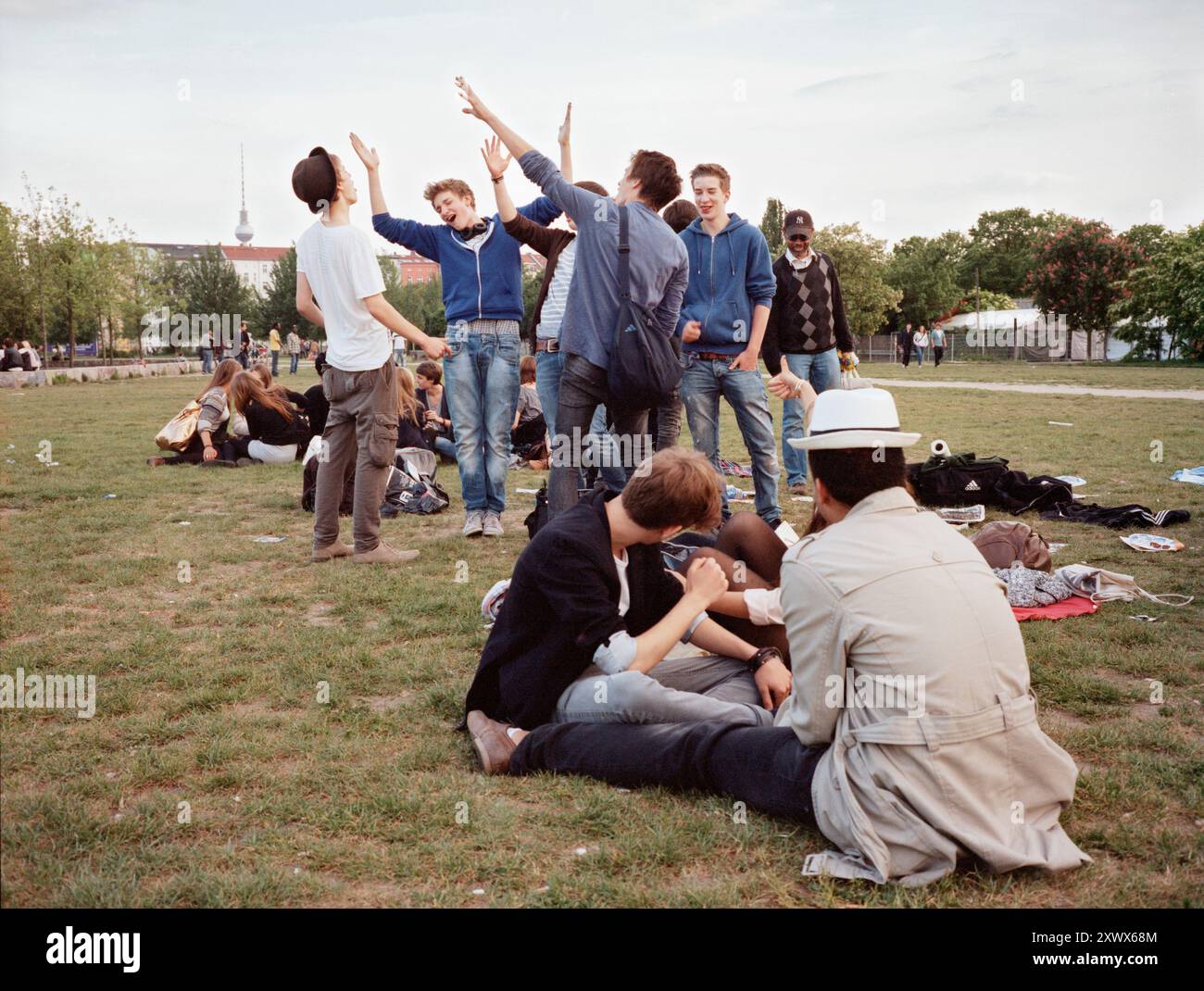 Un groupe de jeunes profite d'un vendredi soir animé au Mauerpark, Berlin, en 2011. Le rassemblement animé met en valeur l'amitié, la joie et un sentiment de communauté dans un cadre extérieur ouvert. Banque D'Images