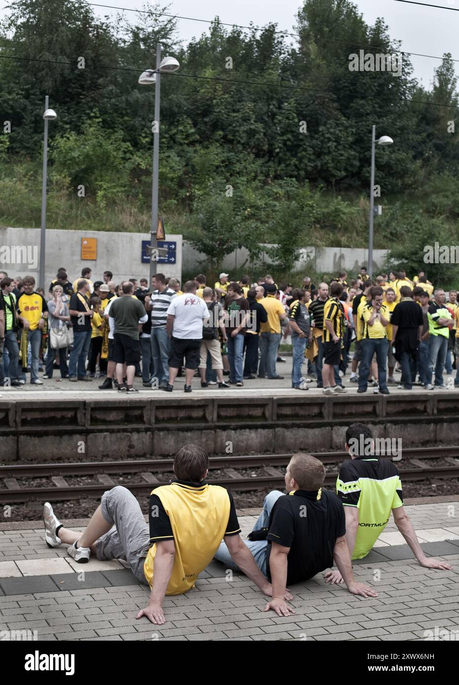 Les fans de football se rassemblent dans une gare après avoir assisté à un match entre le Borussia Dortmund et le 1er. FC Köln au signal Iduna Park Stadium le 08.08.09 à Dortmund. Banque D'Images