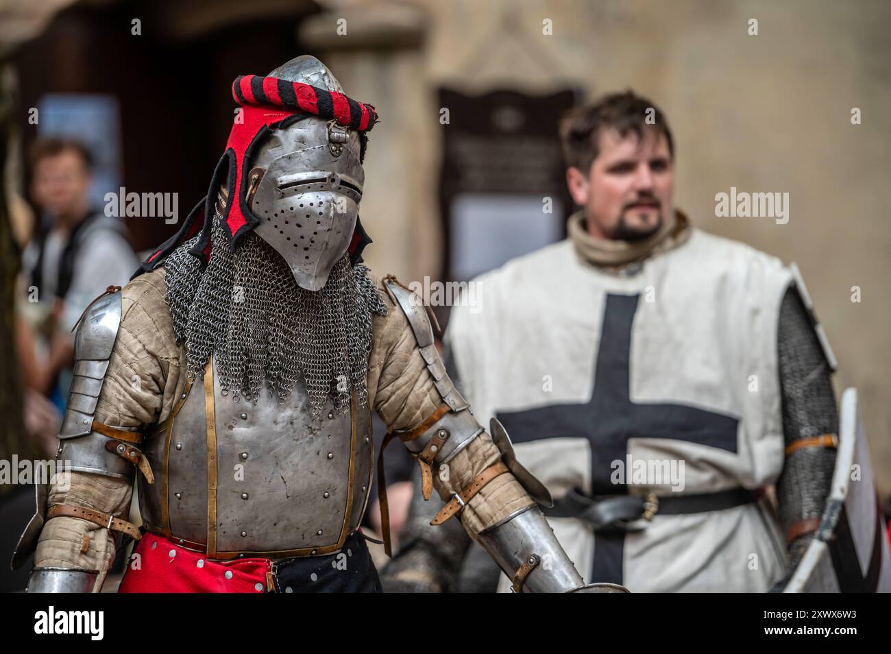 Jaunpils, Lettonie - 10 août 2024 : des reacteurs historiques en armure médiévale participent à une manifestation de combat lors d'un événement Banque D'Images