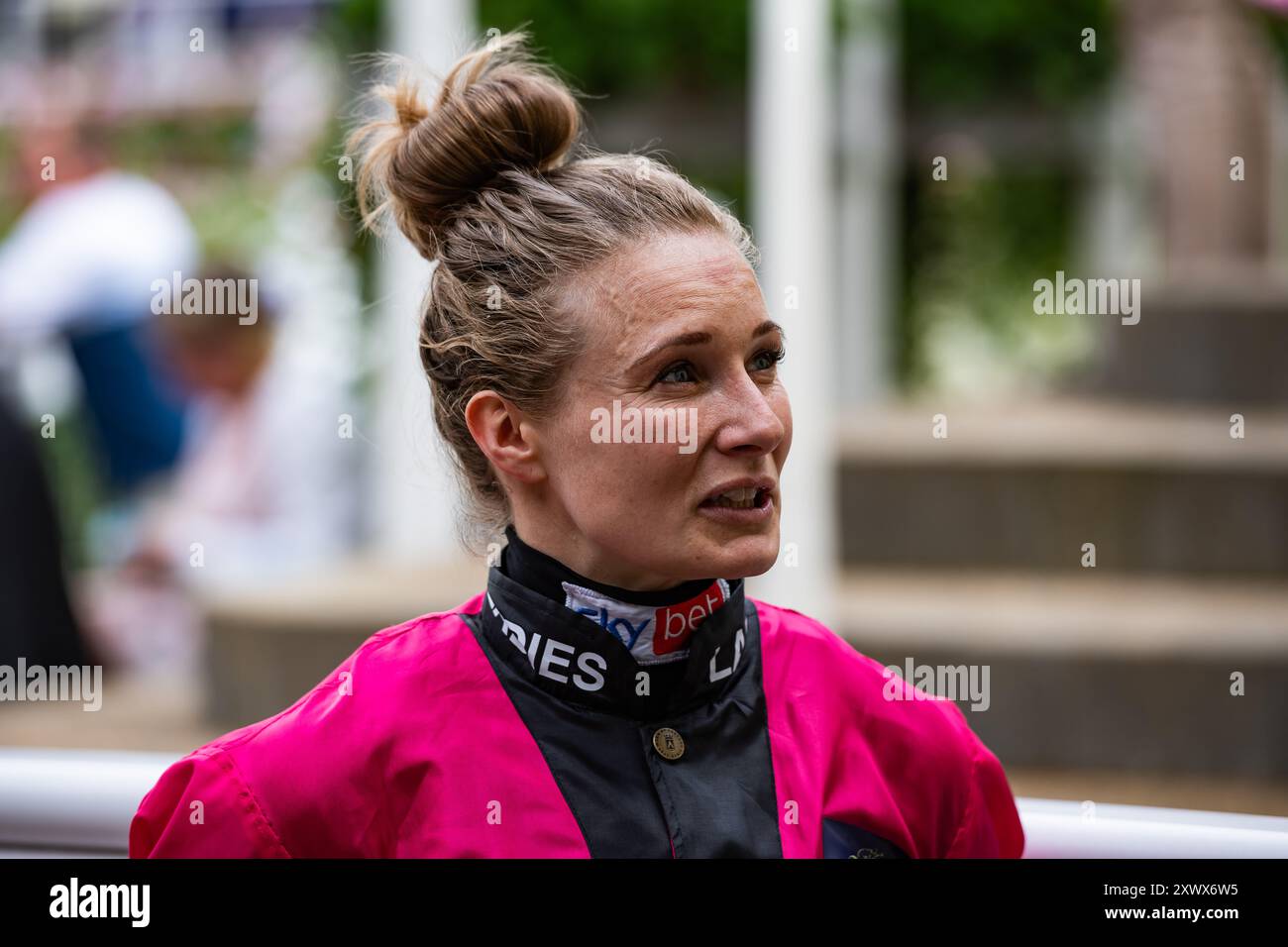 Luca Viscogliosi, présentateur de course, interviewe la jockey Joanna Mason à l’hippodrome d’Ascot le jour de la Coupe Shergar, le 10/08/2024. Crédit JTW Equine images / Alamy. Banque D'Images