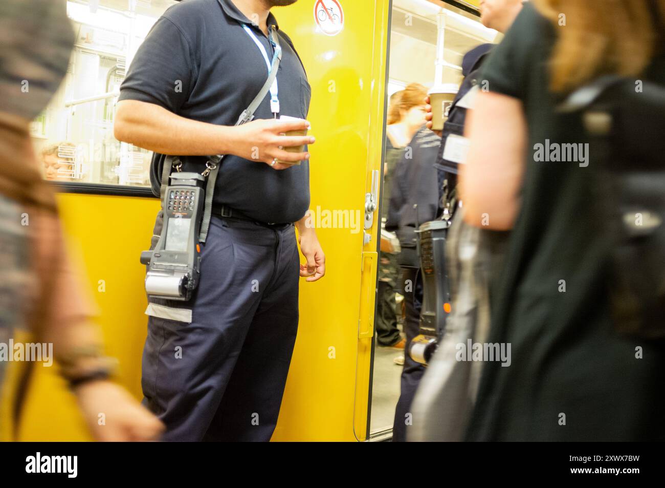 Les inspecteurs de billets U-Bahn de Berlin effectuent une inspection tarifaire dans un métro bondé. Les passagers sont observés pour des billets valides pendant une journée animée de transport urbain dans la capitale allemande. Banque D'Images