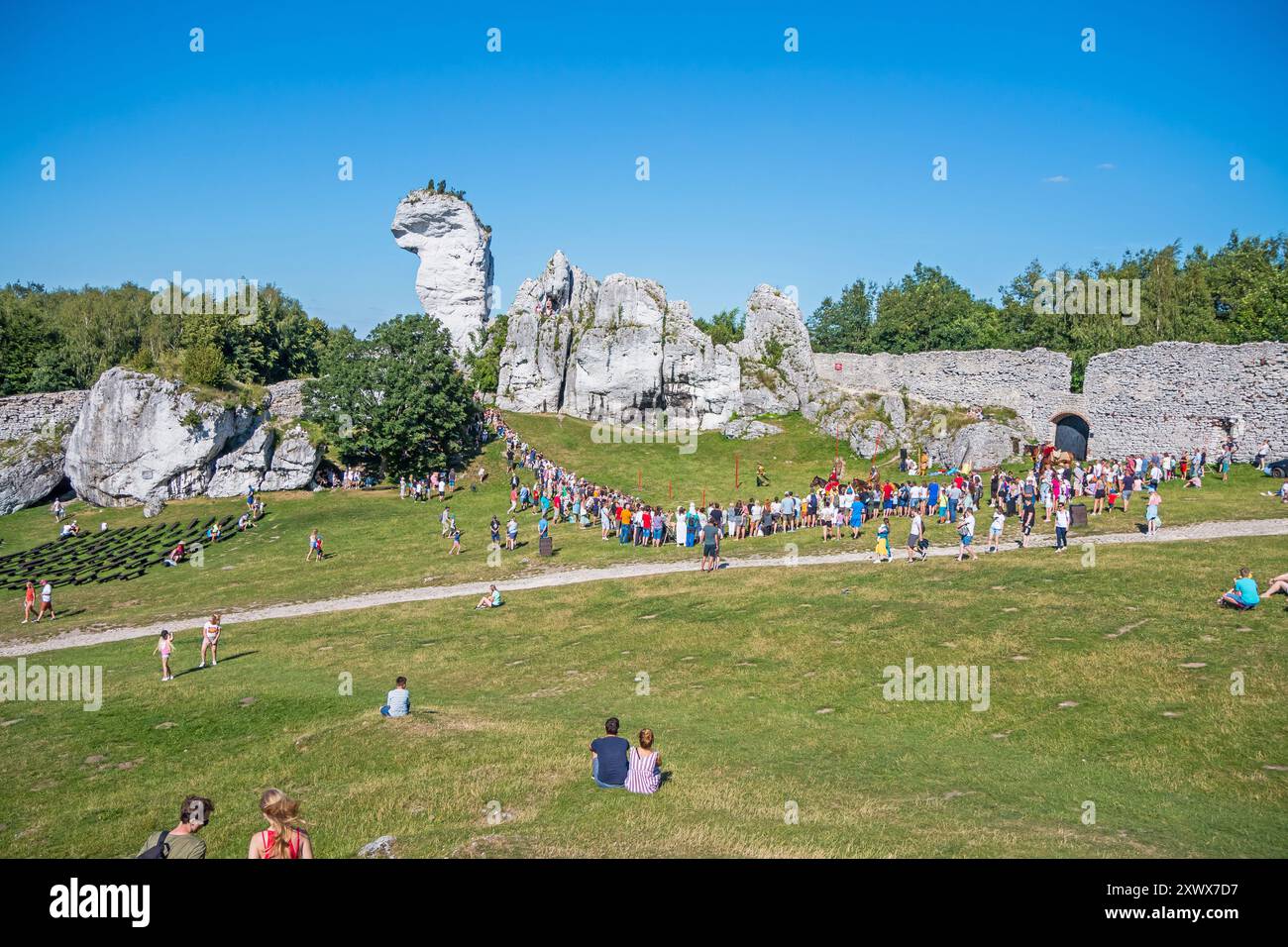 Ogrodzieniec, Pologne - 25 juin 2022 : les gens regardent la légion de hussards dans le château d'Ogrodzieniec. Banque D'Images