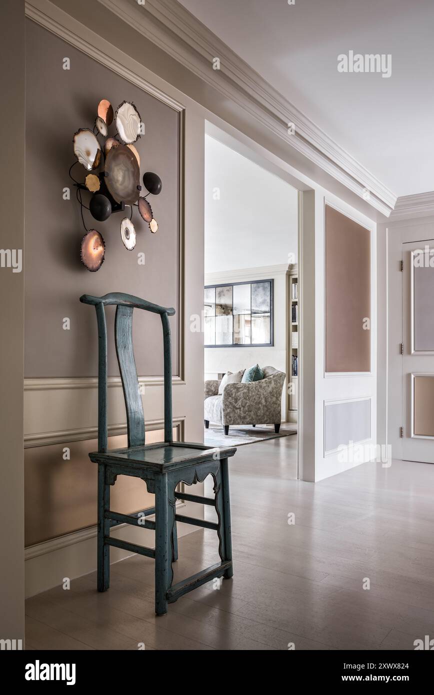 Chaise vintage peinte avec ornement miroir dans le couloir de l'élégant appartement de Londres, Royaume-Uni Banque D'Images