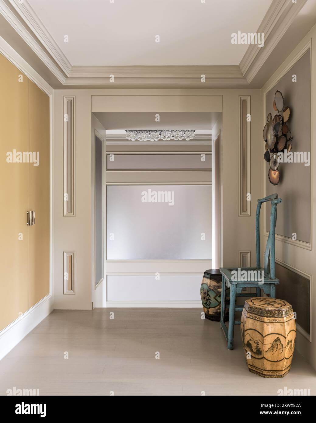 Chaise vintage peinte dans le couloir peu meublé de l'élégant appartement de Londres, Royaume-Uni Banque D'Images