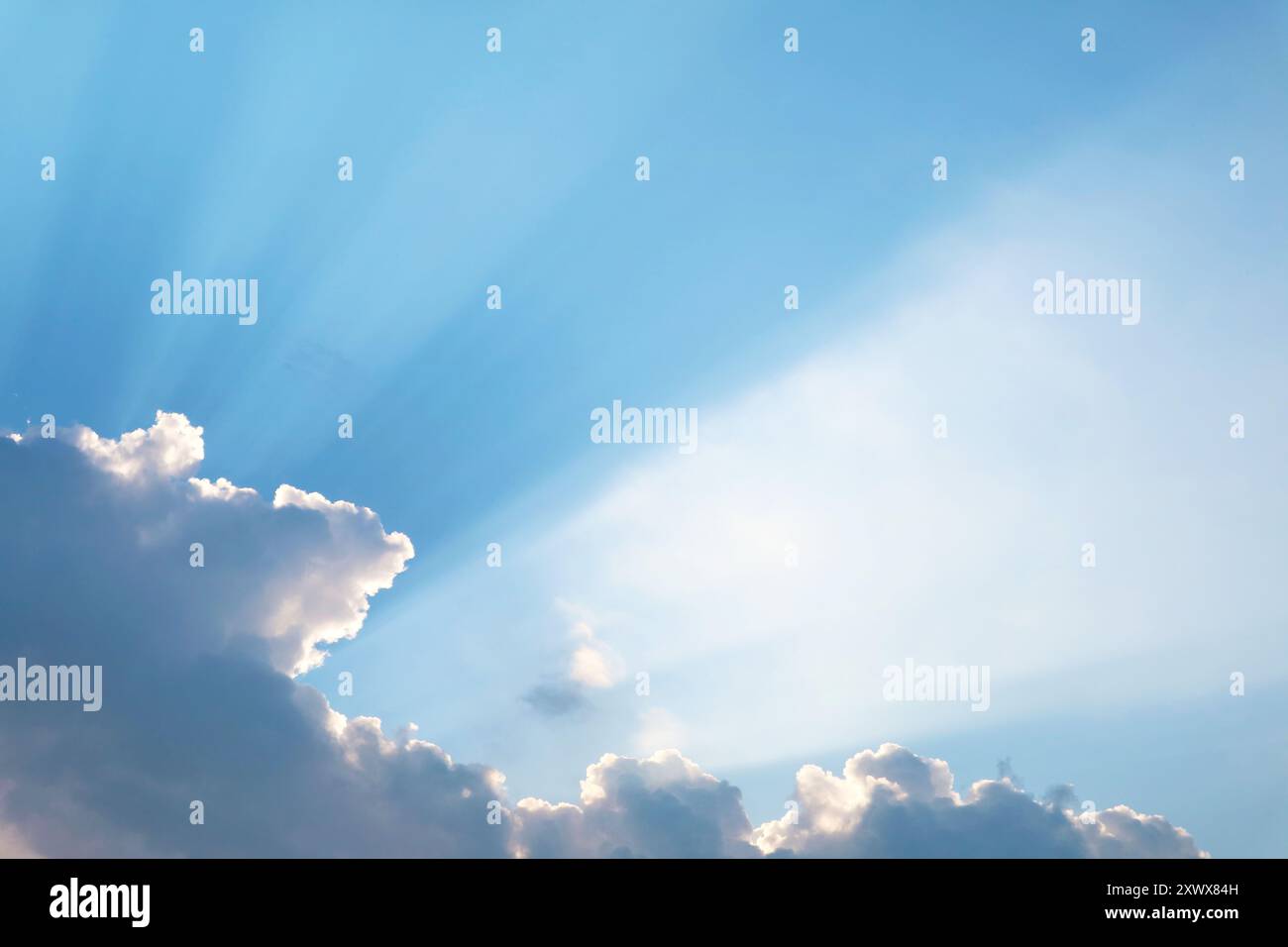 Incroyable rayon de soleil qui brille à travers les nuages à travers le ciel Banque D'Images
