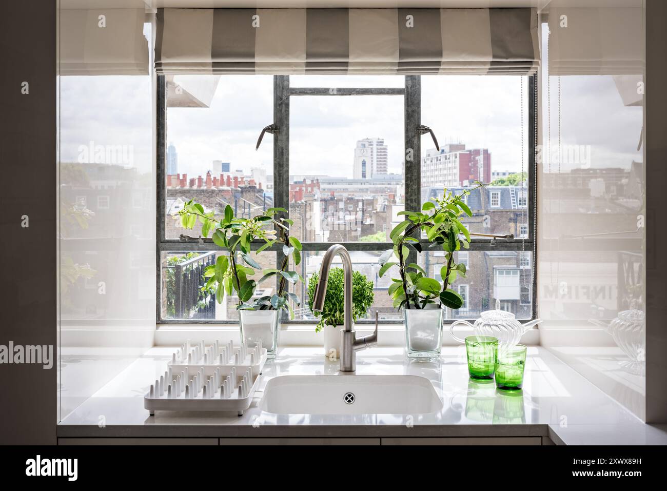 Vue de Londres depuis la fenêtre de la cuisine de l'appartement moderne, Royaume-Uni. Banque D'Images