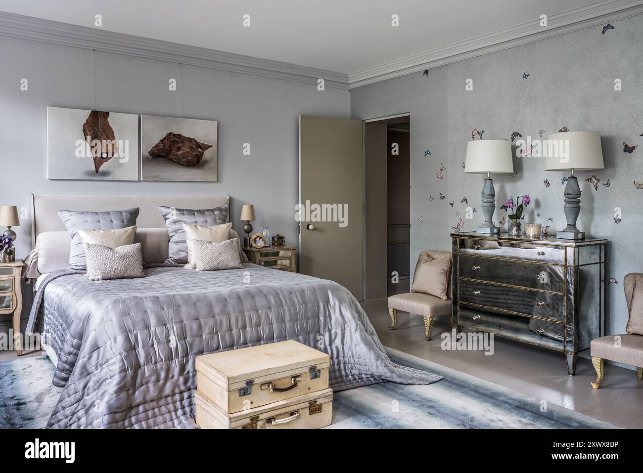 Paire de lampes et décoration murale papillon avec art moderne dans une élégante chambre moderne et classique à Londres, Royaume-Uni Banque D'Images