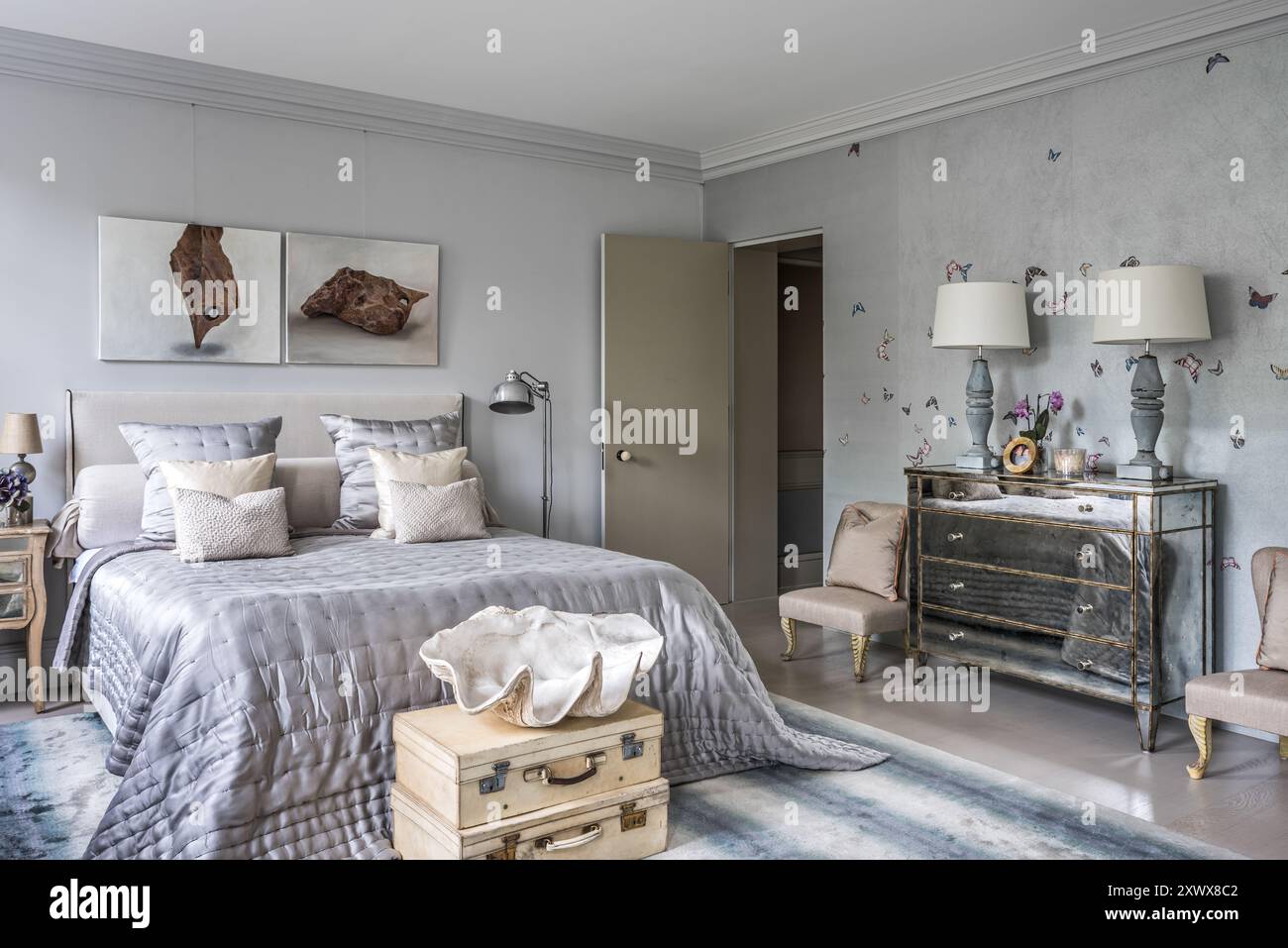 Paire de lampes et décoration murale papillon avec art moderne dans une élégante chambre moderne et classique à Londres, Royaume-Uni Banque D'Images
