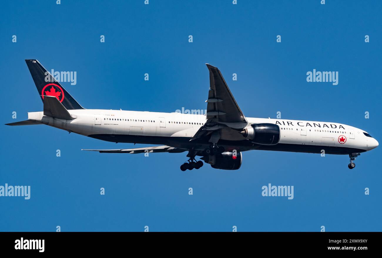 Le Boeing 777-333(er) C-FIUV d'Air Canada survole Windsor Great Park avant d'atterrir à l'aéroport d'Heathrow, le 07/08/2024. Crédit JTW Aviation images / Alamy Banque D'Images Le Boeing 777-333(er) C-FIUV d'Air Canada survole Windsor Great Park avant d'atterrir à l'aéroport d'Heathrow, le 07/08/2024. Crédit JTW Aviation images / Alamy Banque D'Images