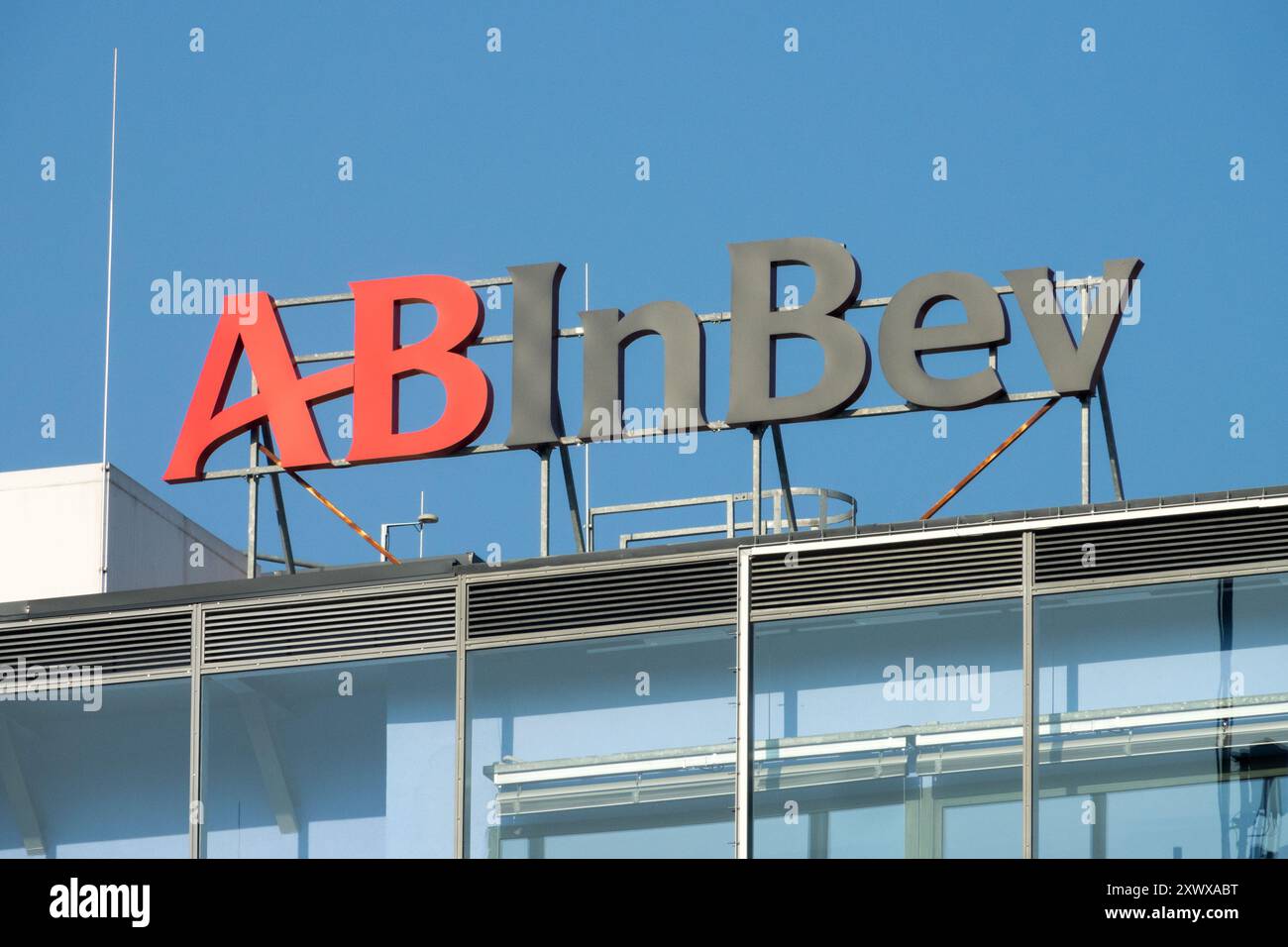 AB InBev, logo sur bâtiment, Prague République tchèque Banque D'Images