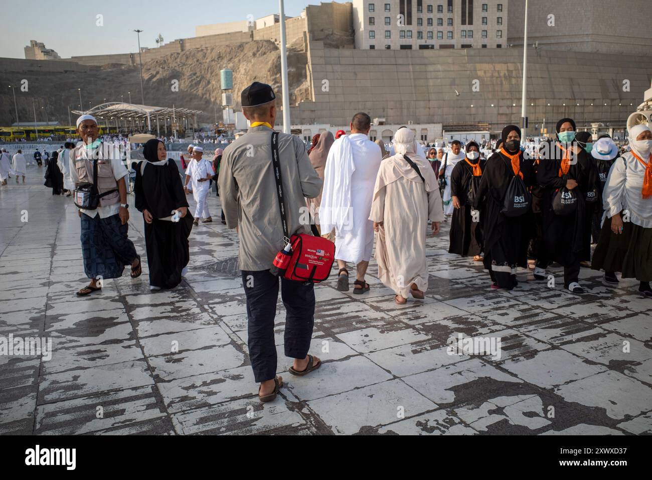 La Mecque, Arabie Saoudite - 5 juin 2024 : un homme, pèlerin du Hajj et de la Oumrah de Malaisie, marchant près de Masjidil Haram, Grande Mosquée de Makkah, Arabie Saoudite. Ha Banque D'Images