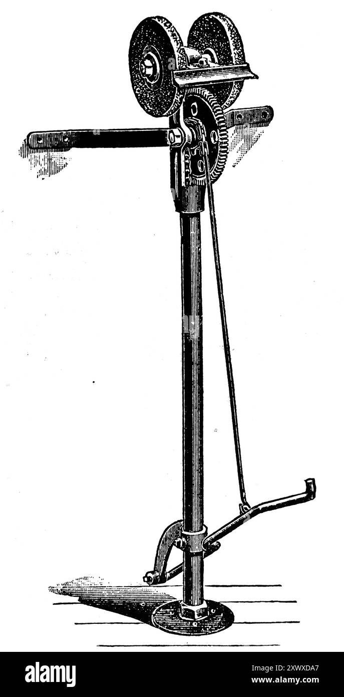 Meuleuse à pied qui utilisait une chaîne et un pignon à roue libre pour donner un mouvement continu. Cette photographie est tirée d'une large sélection d'illustrations d'ingénierie et de photos imprimées principalement non attribuées qui ont été publiées à l'origine en 1936. Les tailles et la qualité des originaux varient assez largement. Banque D'Images
