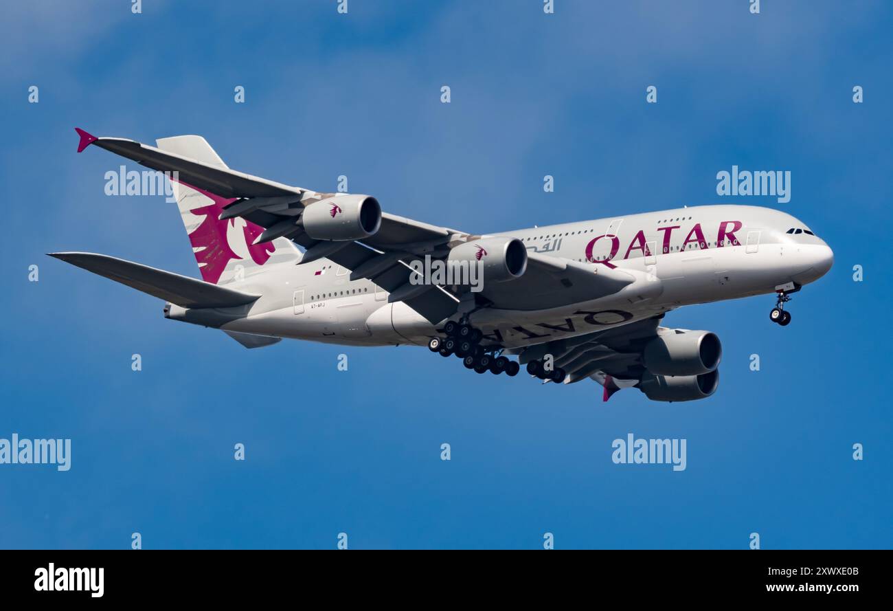 Qatar Airways Airbus A380-861 A7-APJ survole Windsor Great Park avant d'atterrir à l'aéroport d'Heathrow, le 07/08/2024. Crédit JTW Aviation images / Alamy Banque D'Images