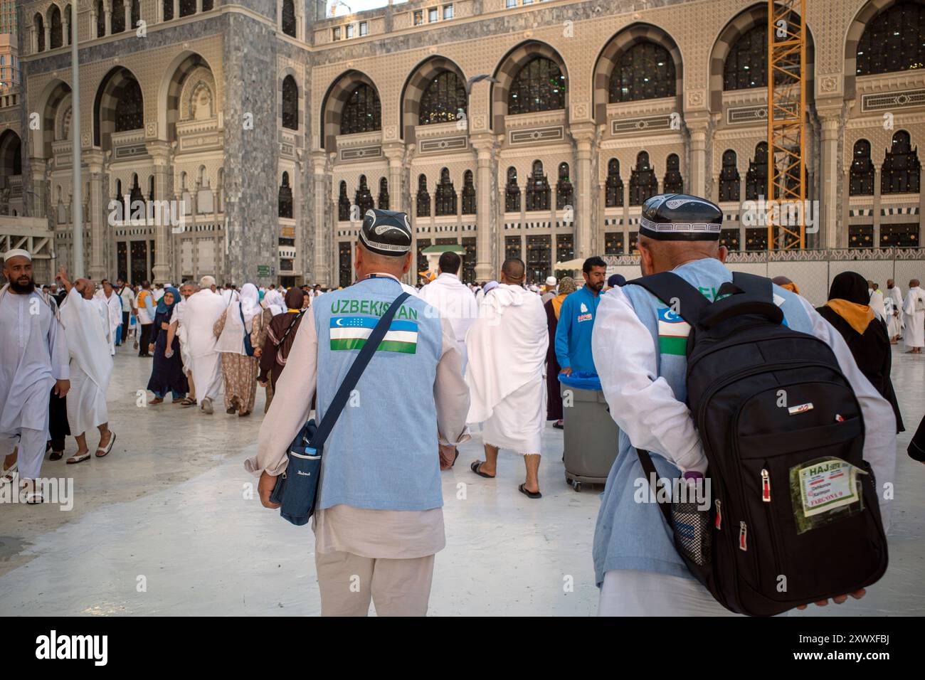 La Mecque, Arabie Saoudite - 5 juin 2024 : pèlerin du Hadj et de l'Oumrah d'Ouzbékistan marchant près de Masjidil Haram, Grande Mosquée de la Mecque, Makkah, Arabie Saoudite. H Banque D'Images