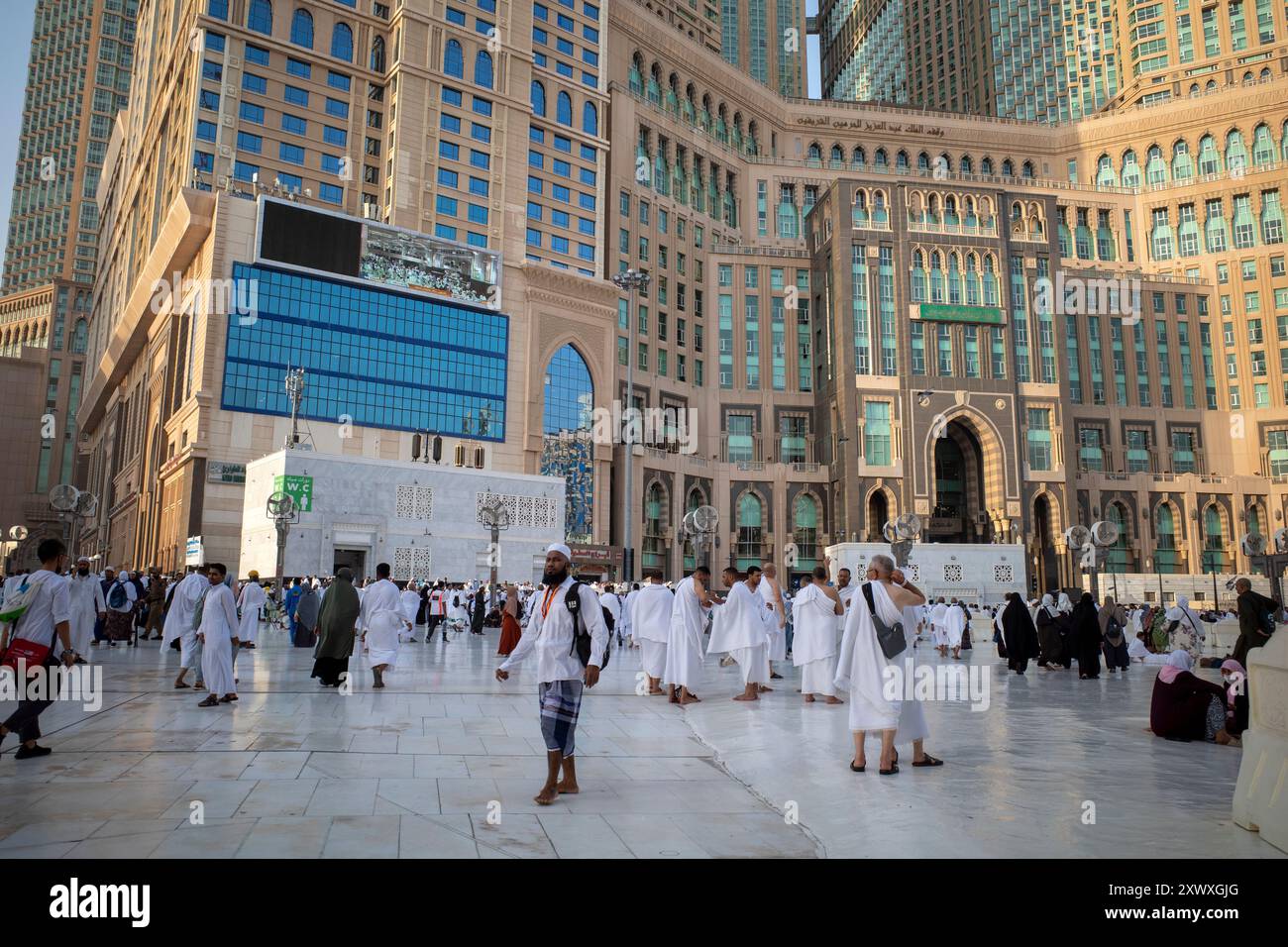 La Mecque, Arabie Saoudite - 5 juin 2024 : pèlerins du Hadj et de l'Oumrah du monde entier marchant près de Masjidil Haram, la Grande Mosquée de la Mecque. Hajj 2024. Banque D'Images