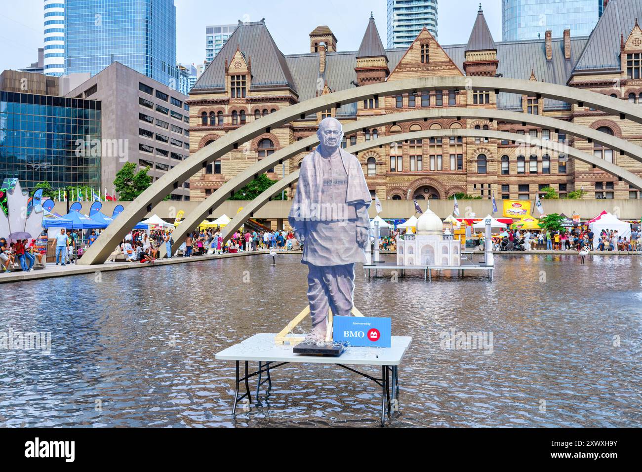 Toronto, Canada - 3 août 2024 : décoration dans l'eau à Nathan Phillips Square pendant le festival Taste of India. Partie d'une série avec DIFFENEN Banque D'Images