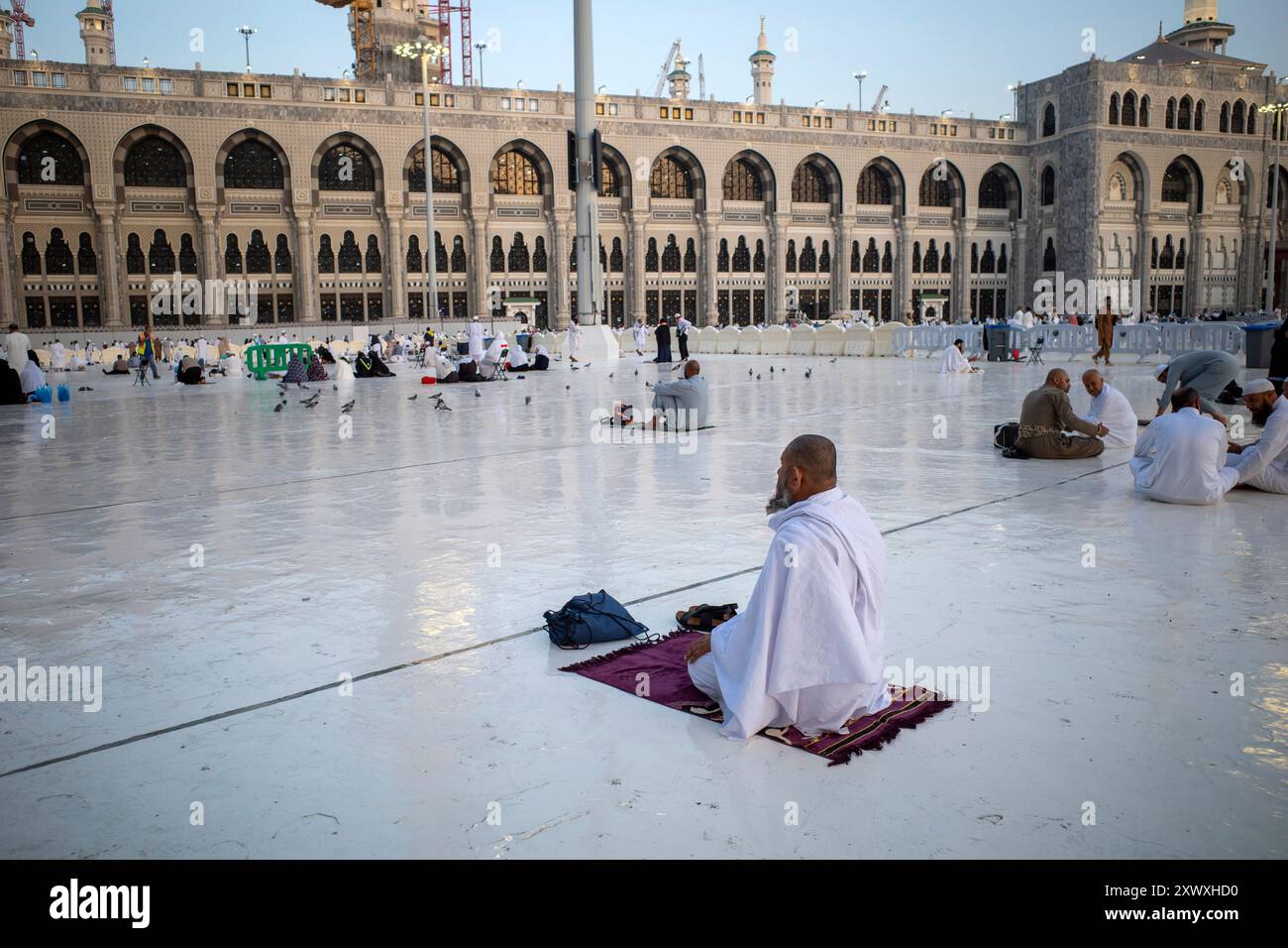 La Mecque, Arabie Saoudite - 5 juin 2024 : pèlerins du Hadj et de l'Oumrah assis près de Masjidil Haram, Grande Mosquée de la Makkah. Hajj 2024. Banque D'Images