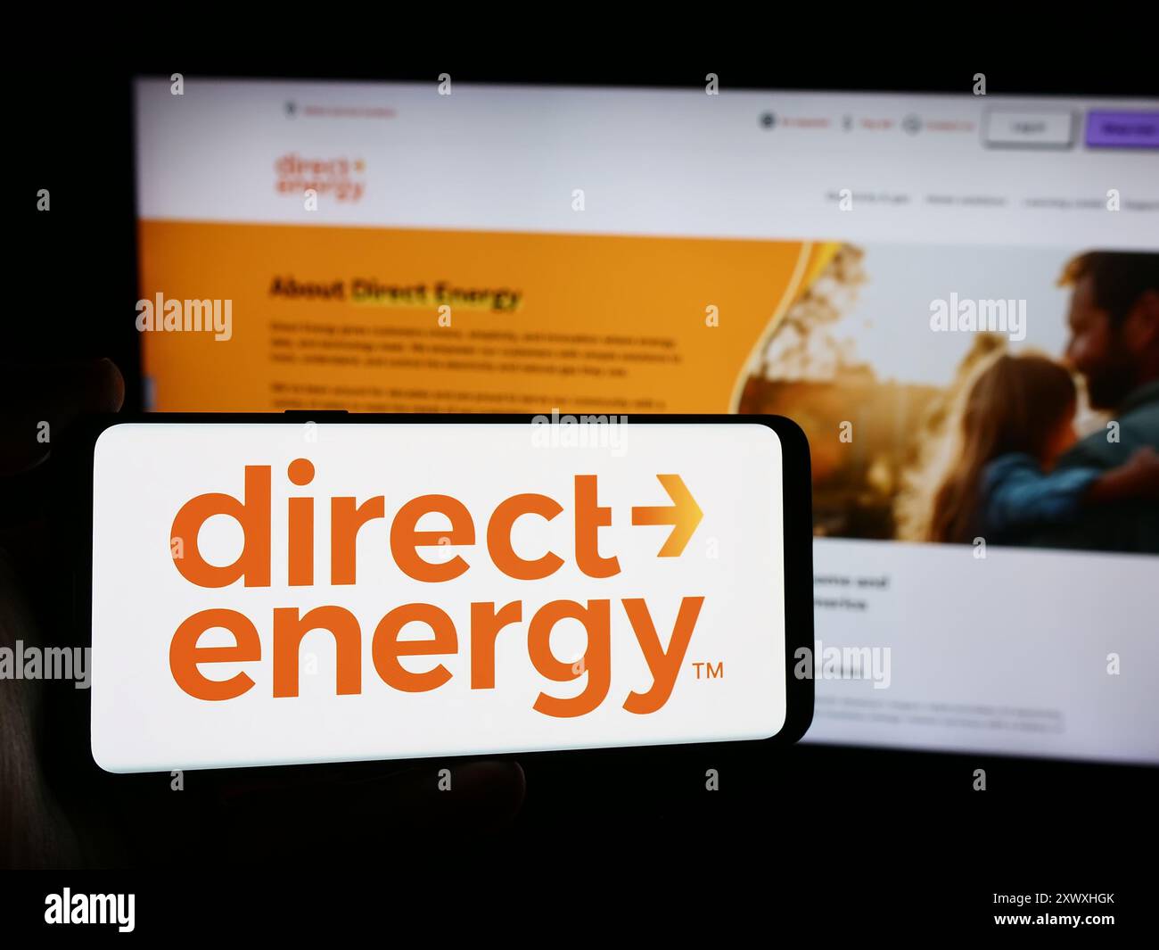 Personne tenant un smartphone avec le logo de la société d'énergie américaine Direct Energy LP en face du site Web. Concentrez-vous sur l'affichage du téléphone. Banque D'Images
