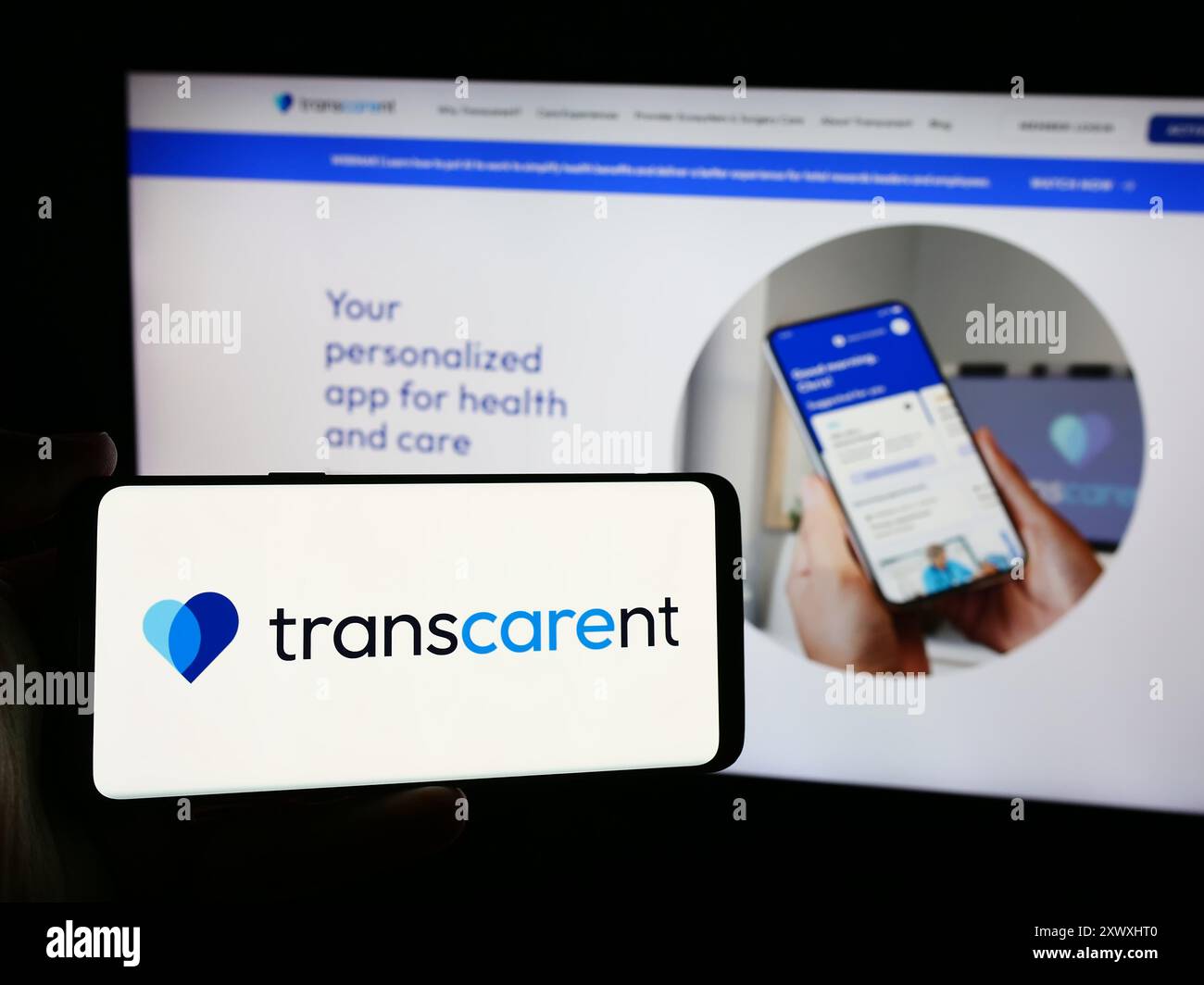 Personne tenant un smartphone avec le logo de la société de soins de santé américaine Transcarent Inc en face du site Web. Concentrez-vous sur l'affichage du téléphone. Banque D'Images