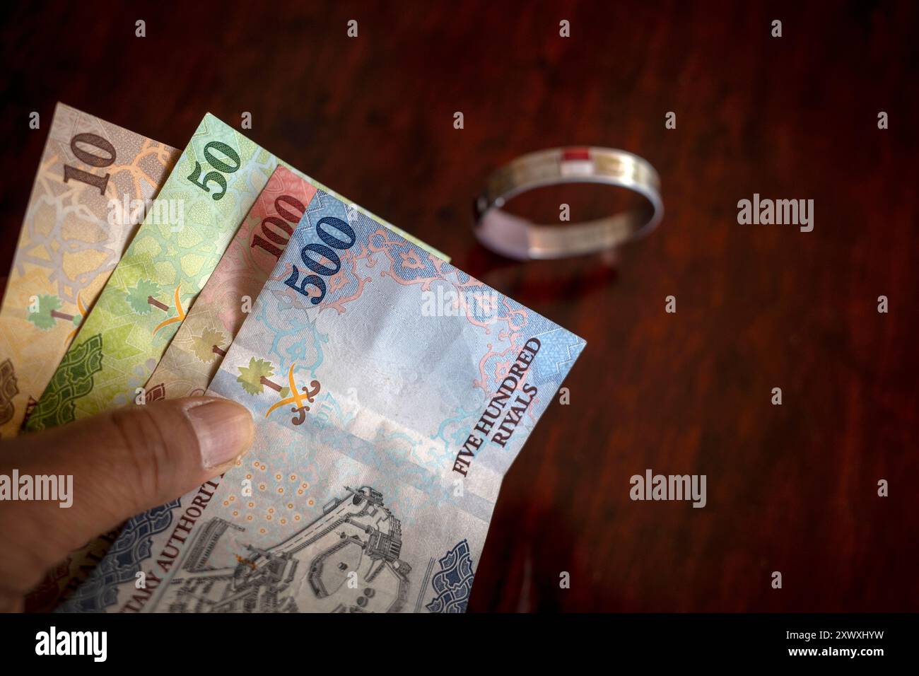 Argent, billet de banque de riyals saoudiens et bracelet hajj indonésien. Concept de la préparation des pèlerins et du hajj d'Indonésie. Banque D'Images