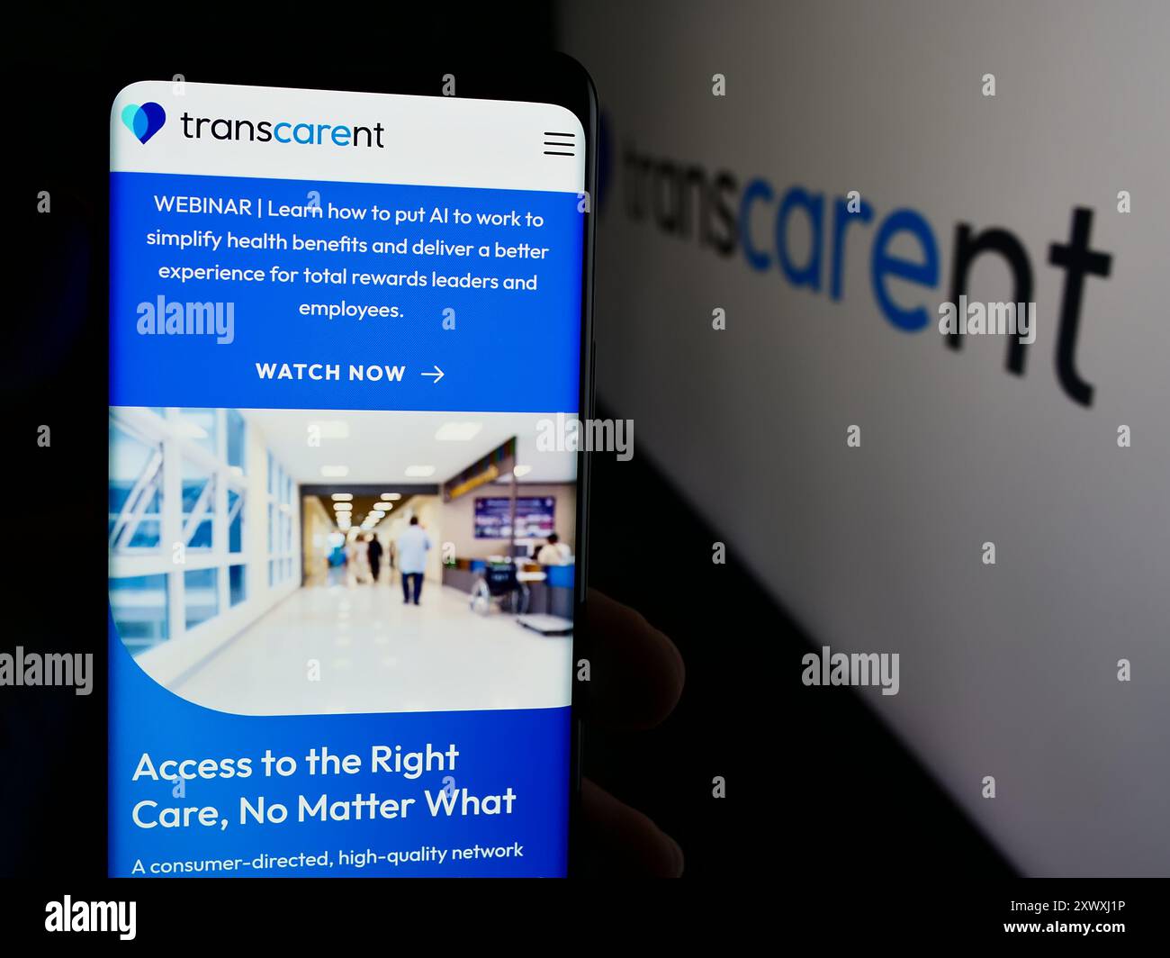 Personne tenant le téléphone portable avec la page Web de la société de soins de santé américaine Transcarent Inc devant le logo de l'entreprise. Concentrez-vous sur le centre de l'écran du téléphone. Banque D'Images