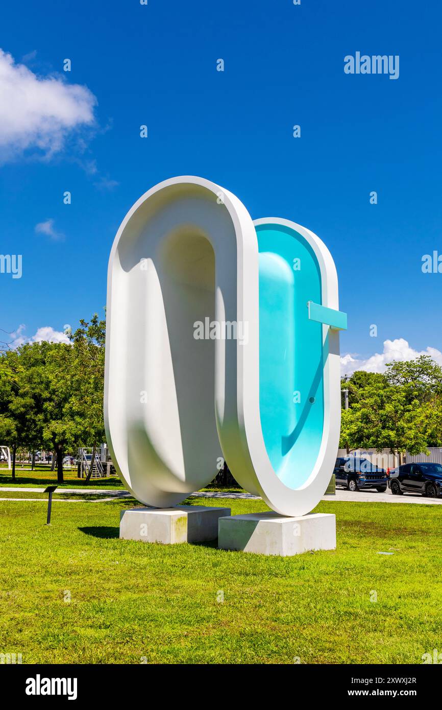 'Bent Pool' (2019) par Elmgreen et Dragset, Pride Park, Miami Beach, Floride, États-Unis Banque D'Images