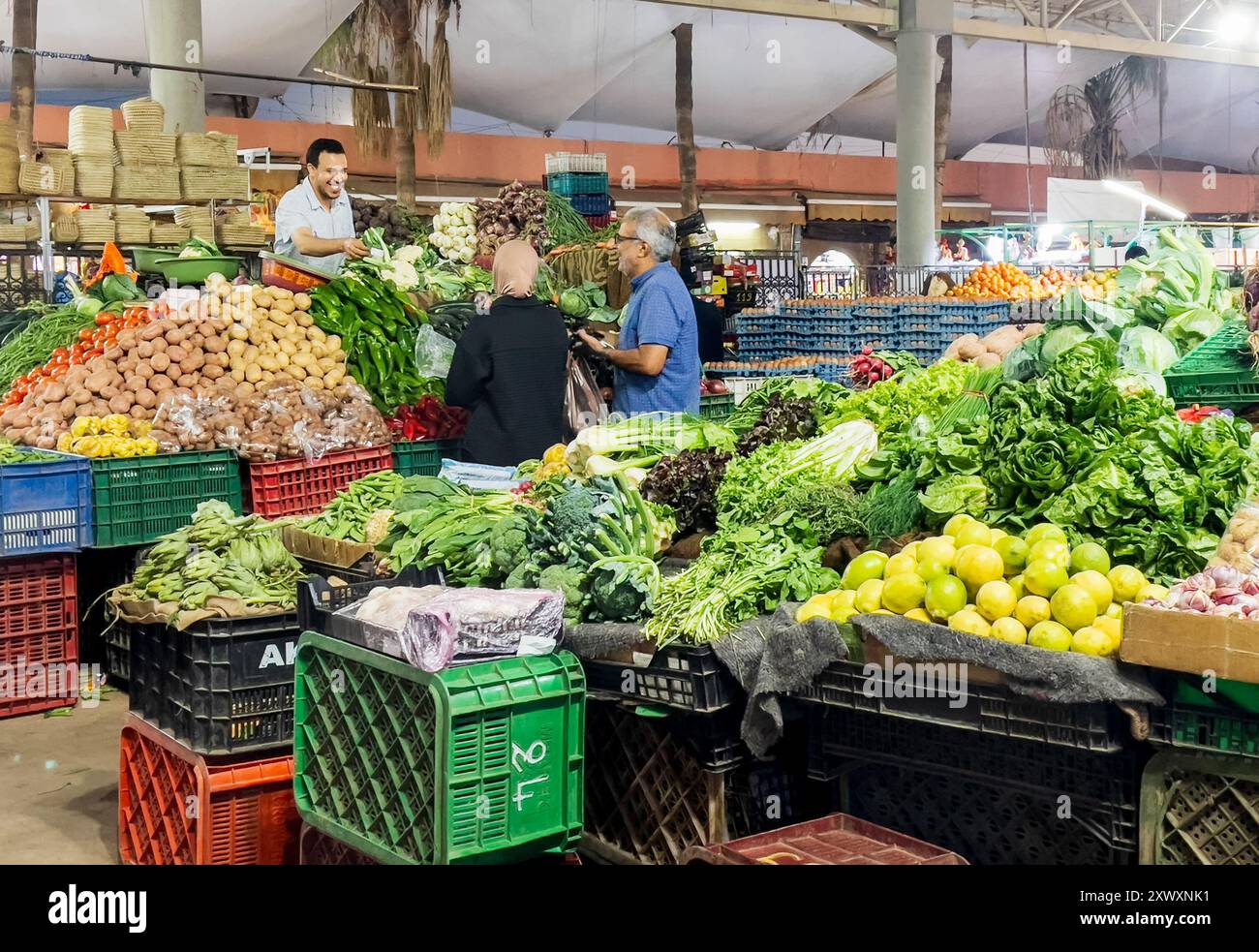 Agadir, Maroc - 14 novembre 2023, légumes frais vendus sur le marché local à Agadir souk El Had au Maroc Banque D'Images